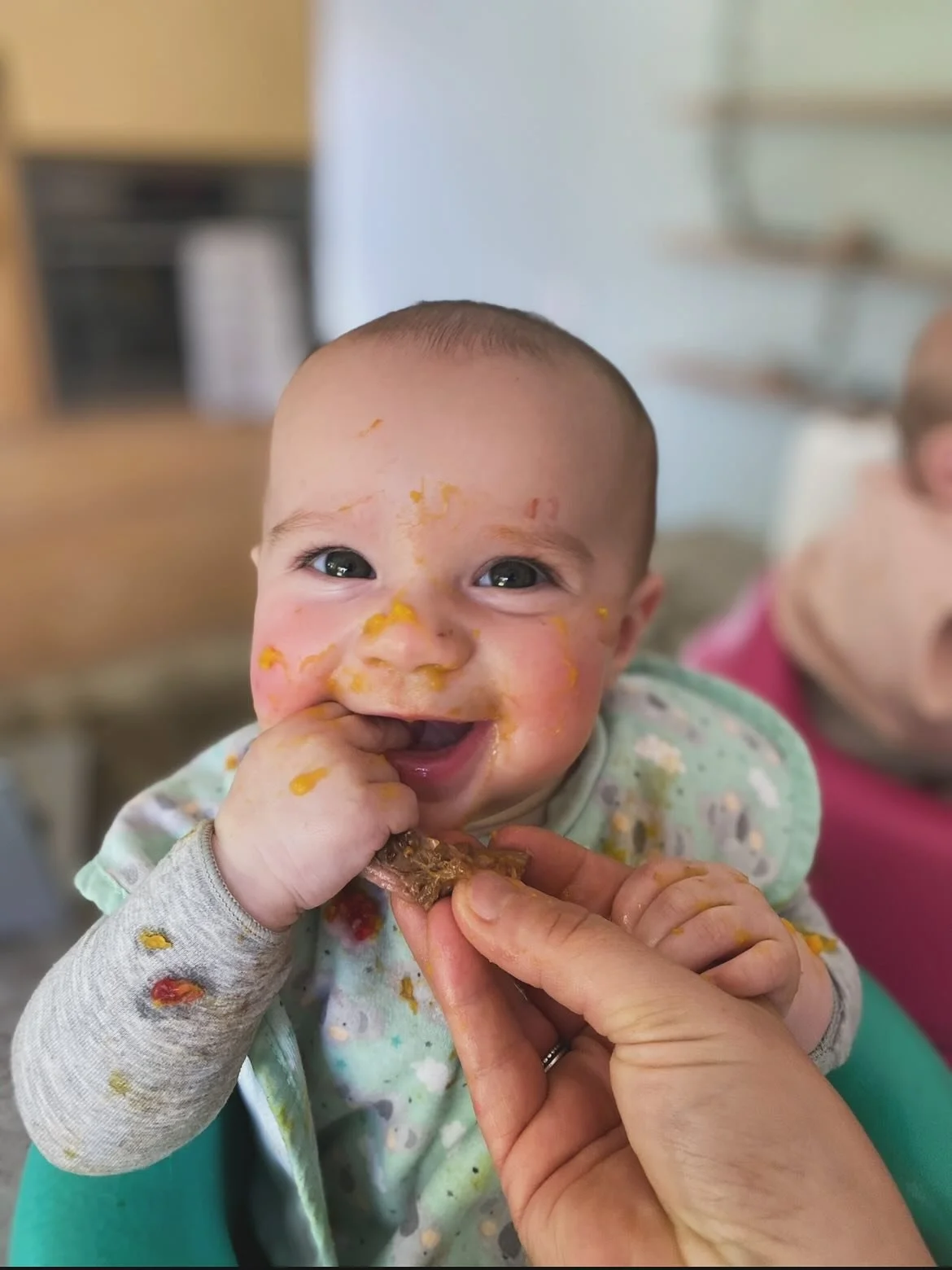 ✨ Thinking about starting solids? ✨ Here are a few gentle reminders before you dive in 💛
1️⃣ Every baby is different Just like every milestone in infancy, starting solids happens at your baby&rsquo;s own pace. It&rsquo;s not a race. 👶🏽Trust your b