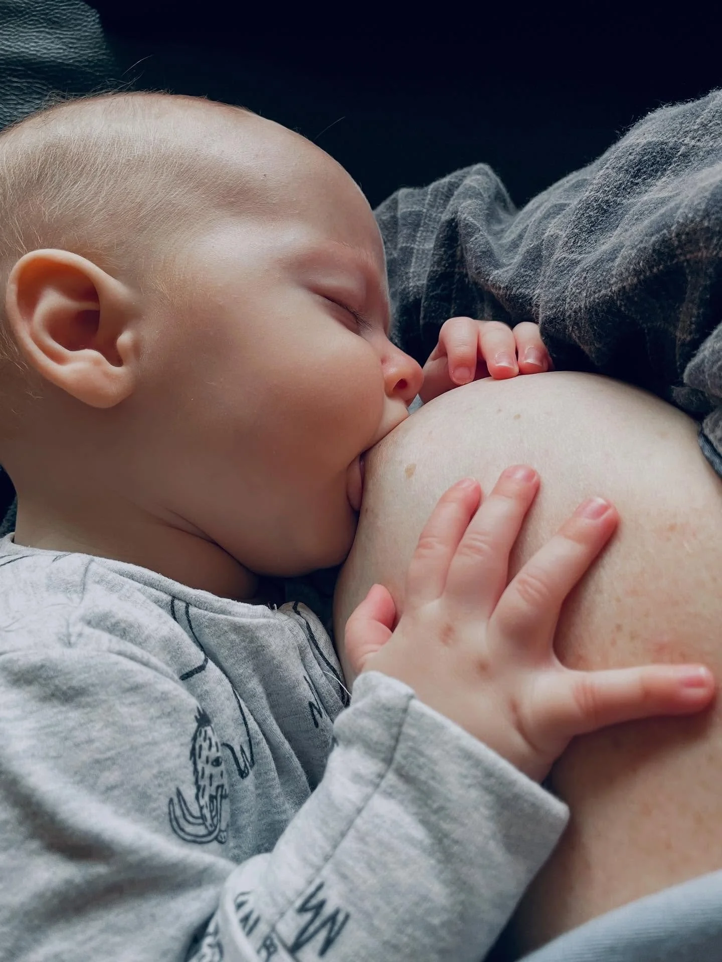 👋 Let those little hands roam.

 When babies are allowed to touch, knead, and feel the breast:
🔹 They feel more connected and secure
🔹 It helps them position and attach more effectively
🔹 Milk flow can be stimulated through touch and movement
Wra