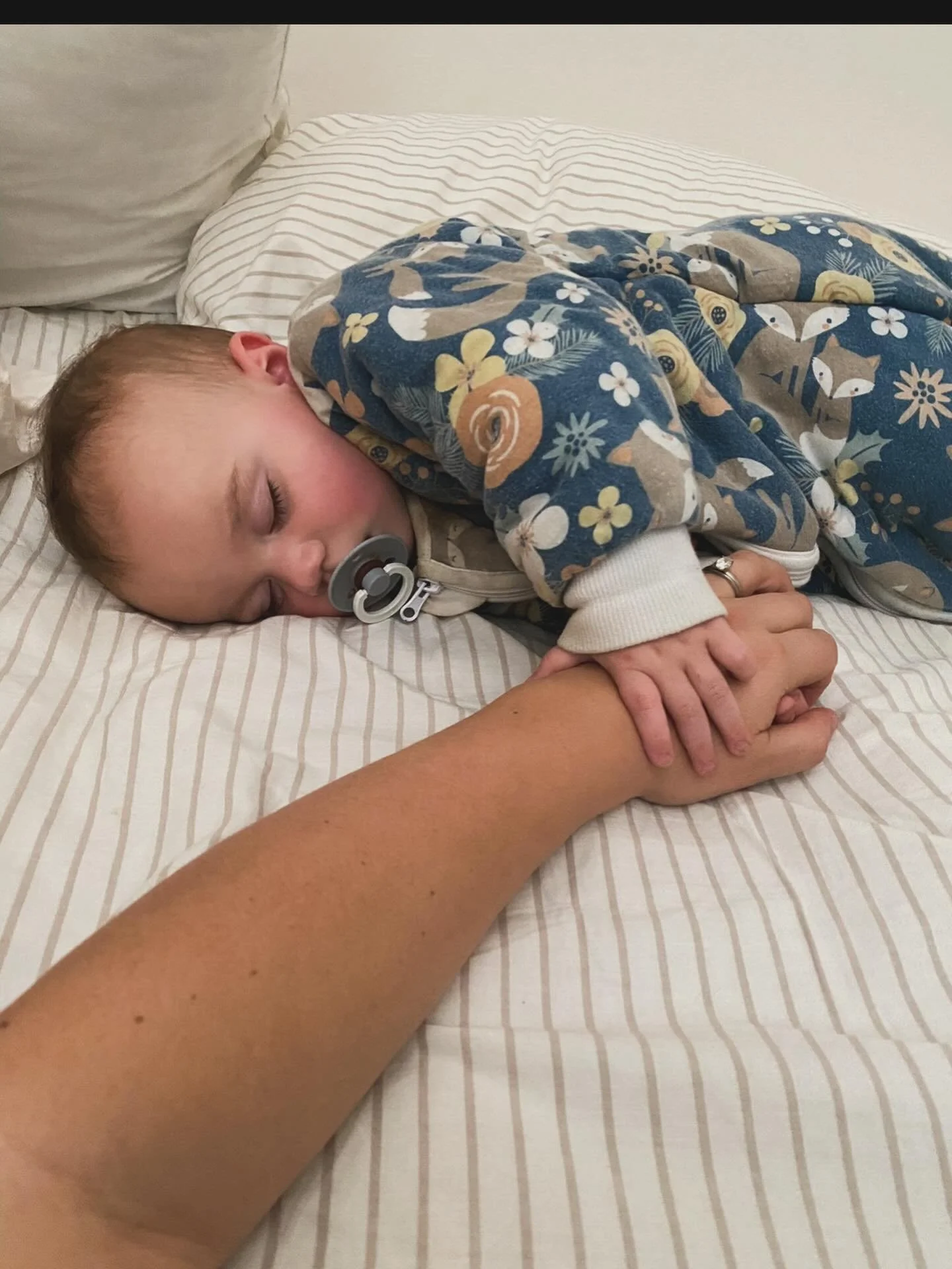 If baby sleep is making you question yourself&hellip; pause 🤍
Most babies don&rsquo;t settle &ldquo;drowsy but awake.&rdquo;
They settle with closeness.
Waking at night, short naps, needing you&hellip;all normal.
There isn&rsquo;t one &ldquo;right&r