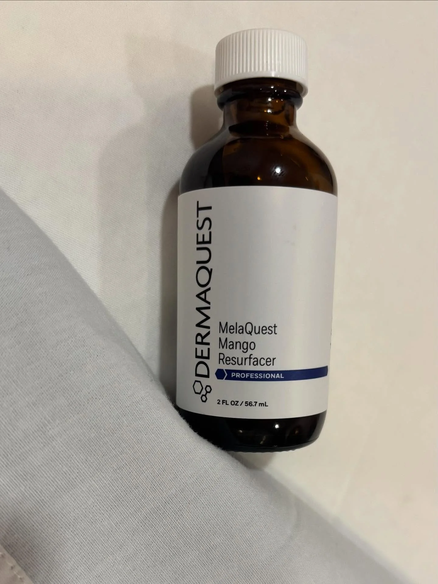 We are proud to offer the Melaquest Mango Resurfacer, a rejuvenating treatment that blends antioxidants and fruit enzymes to restore balance and radiance to the skin.
This resurfacer works to:
• Brighten and even pigmentation
• Smooth and r