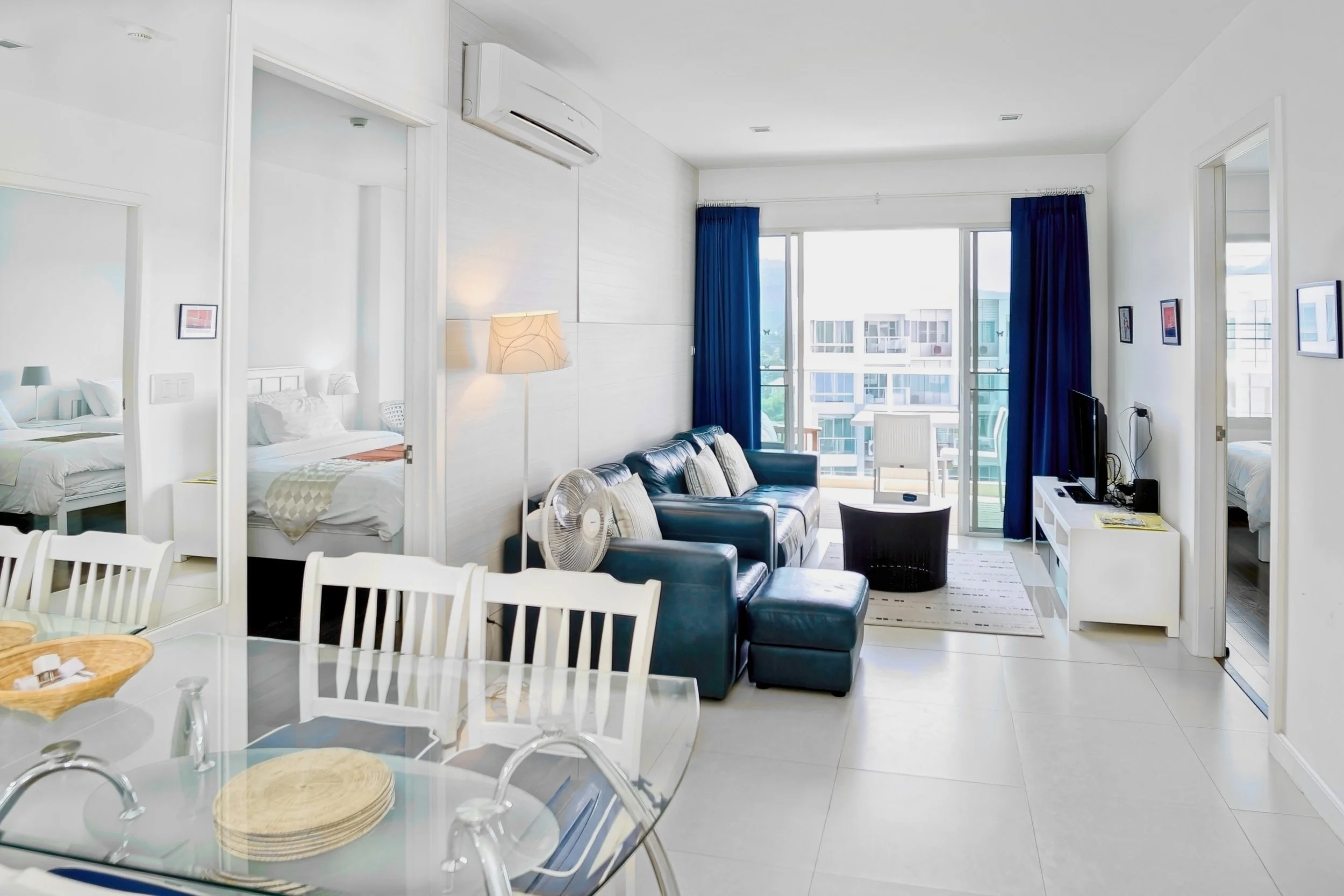 D709 Living-02 1.jpg