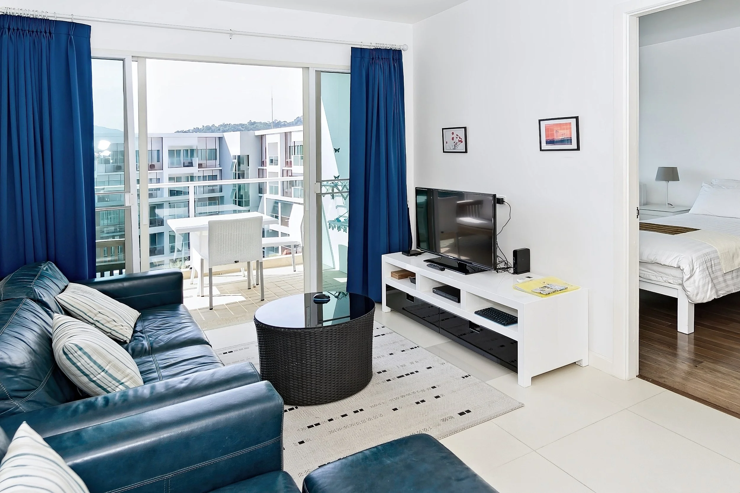 D709 Living-06.JPG
