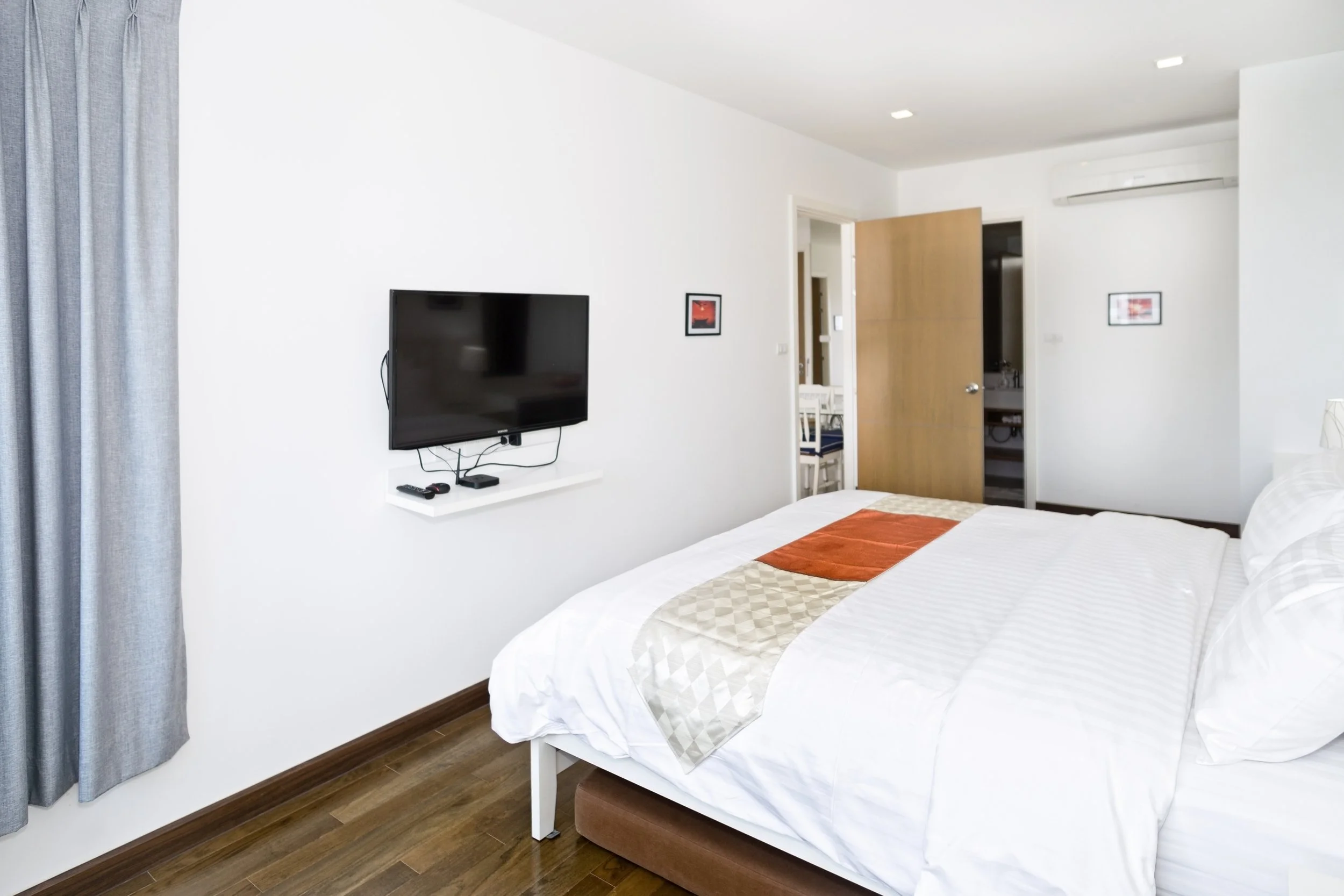 D709 Bed 1-01.JPG
