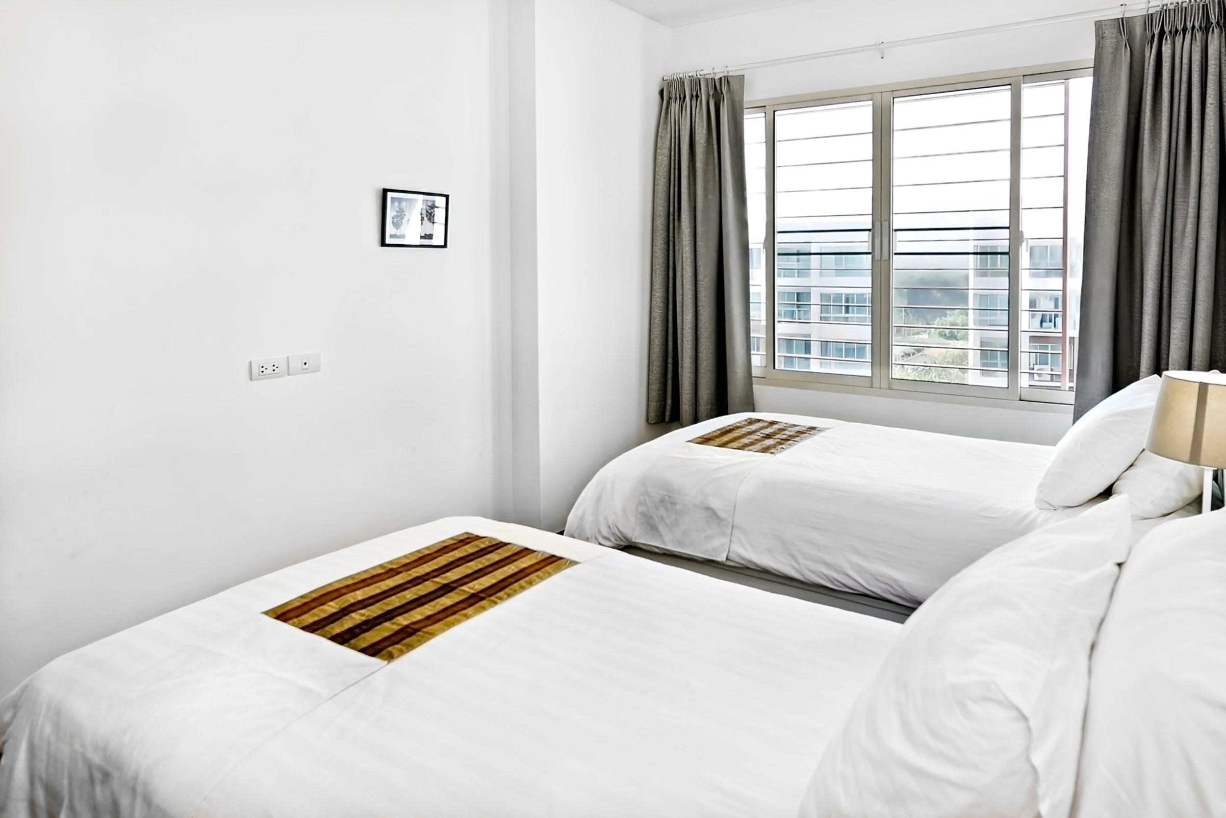 D709 Bed 2-03 1.jpg