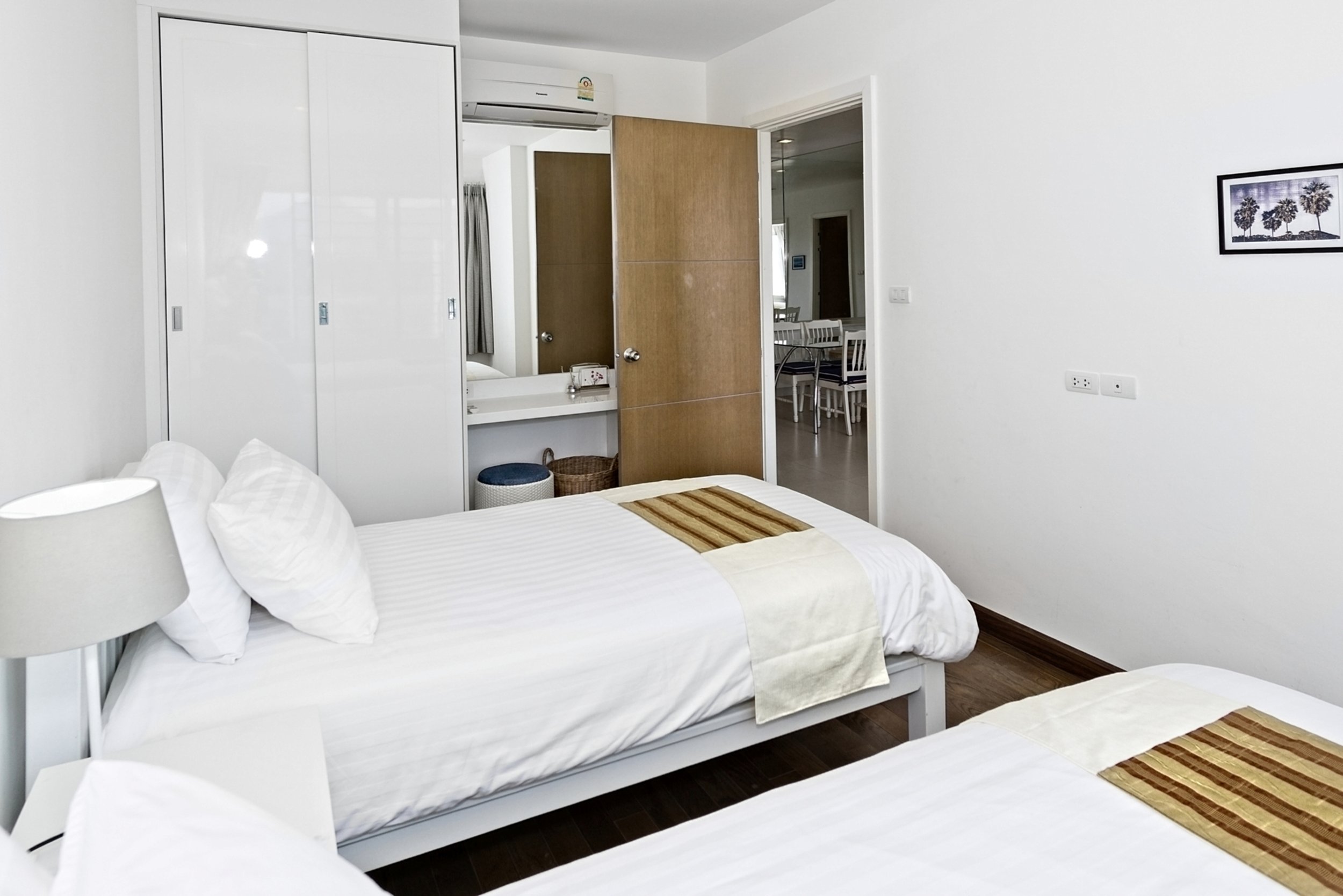 D709 Bed 2-02 1.jpg