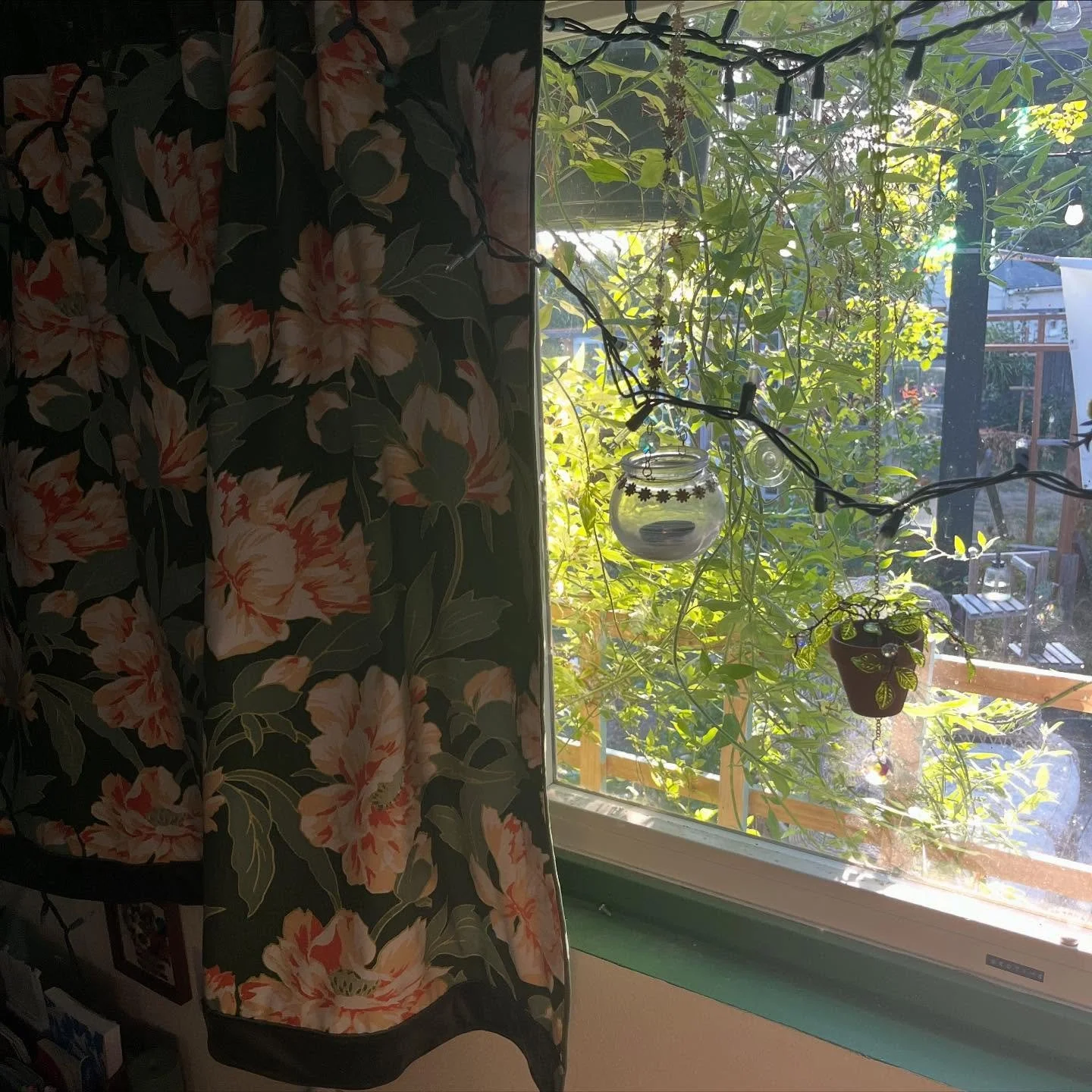 This weekend I learned how to use a sewing machine and finally made myself curtains. It took me a month to find the motivation to sit down and figure it out, and bought this fabric like 1 year ago. Needless to say I know the finds you when you&rsquo;