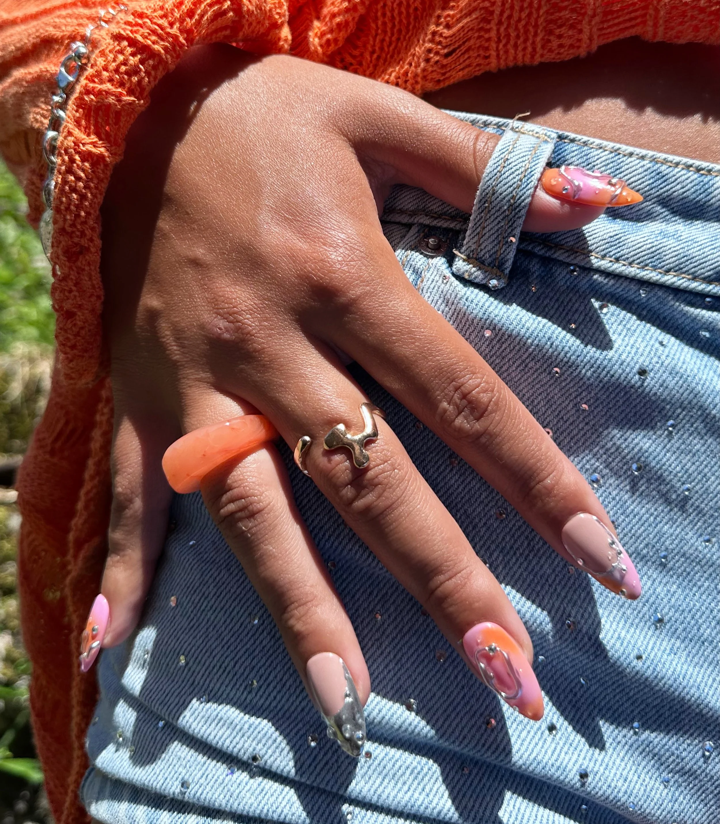La Vikinga se fue de farra 🧡🪩💗

C&rsquo;est LA touche finale pour ton outfit d&rsquo;&eacute;t&eacute; qui va trop bien avec un petit cocktail 🍹 

#pressons #summernails #latina #baddie #cocktail