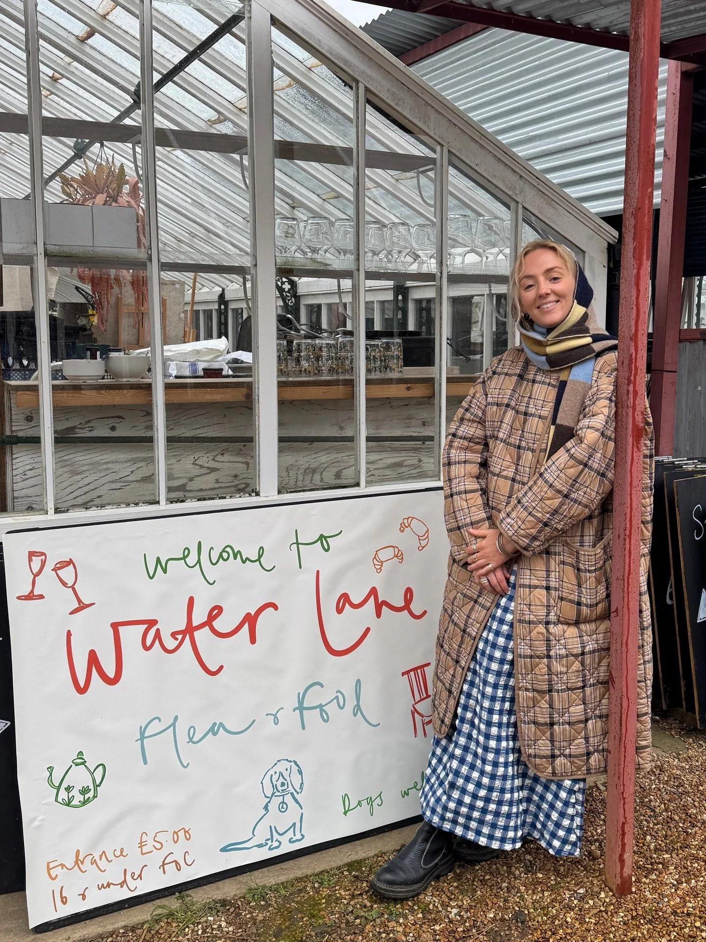 Standing proudly with my sign for @water.lane Flea &amp; Food which is taking place this weekend (28th/29th March) from 9-4pm in Hawkhurst 🍃 

My lovely Ma has a stall selling vintage &amp; bric a brac to raise money for @hospiceintheweald. 

I also