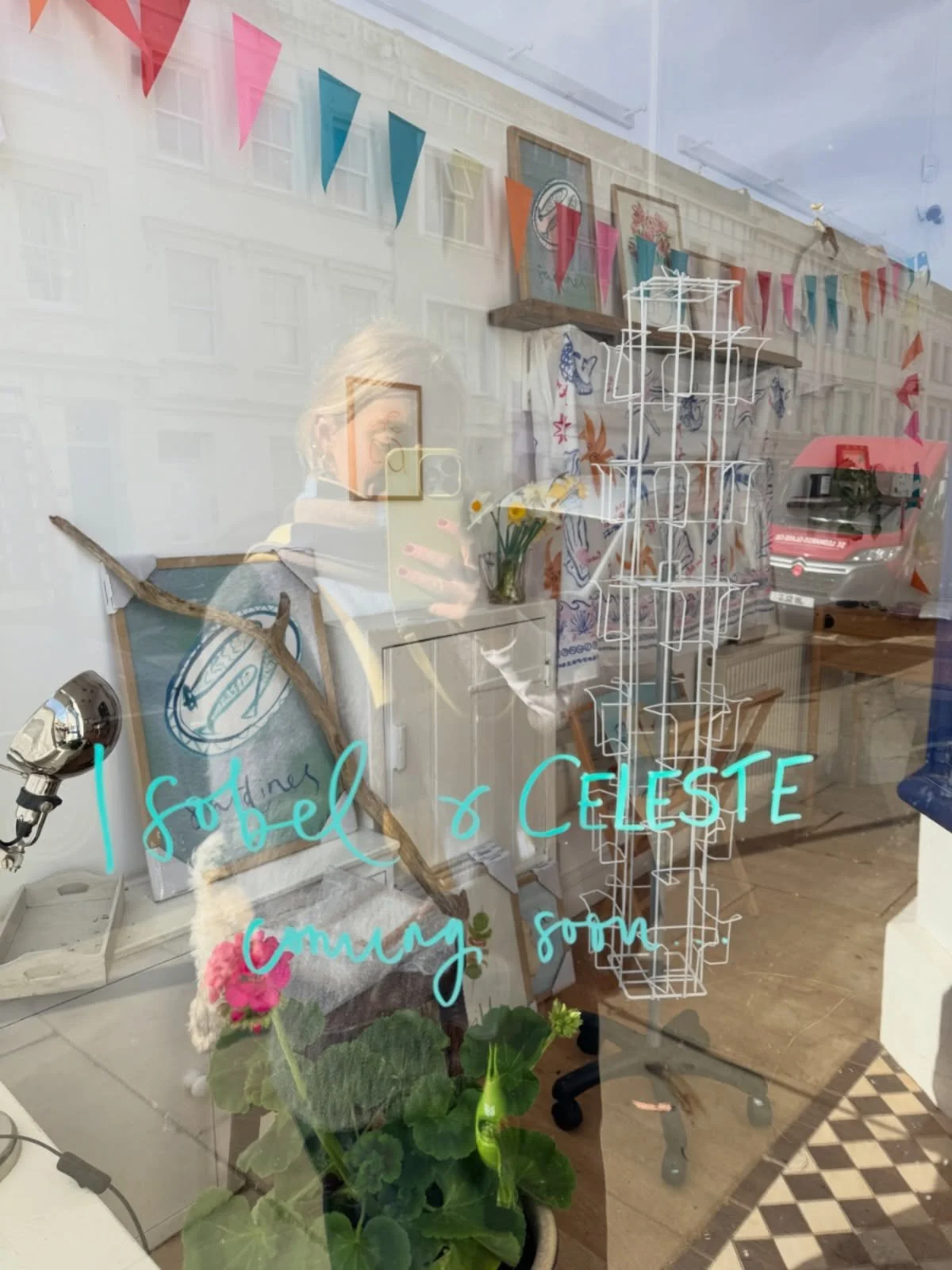 Big love for our little studio 💛 It&rsquo;s getting there! Finally got my hands on a card stand yay!! 🌞 🌞