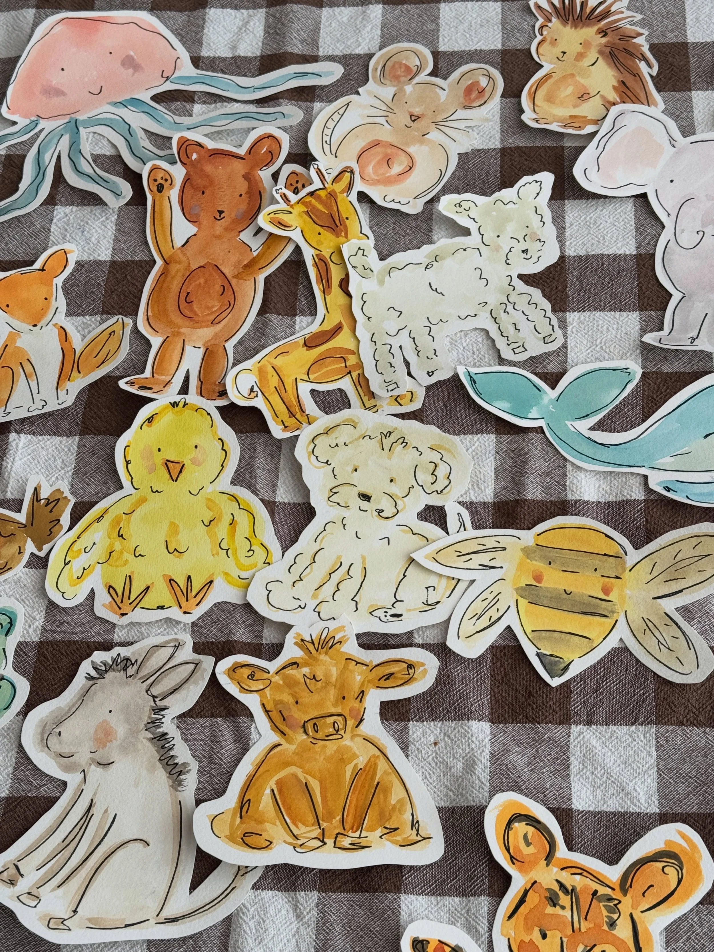 Baby animal bunting for my goddaughters 1st birthday present. Painted in gouache and watercolour with ink lines, hand cut and stuck on lovely rustic twine. My personal faves are the baby bee, baby whale and baby Gryffy🐷 🐮 🐳 🐝 🐶 🪼 🐍 🫏 🐣 🐑 🐯