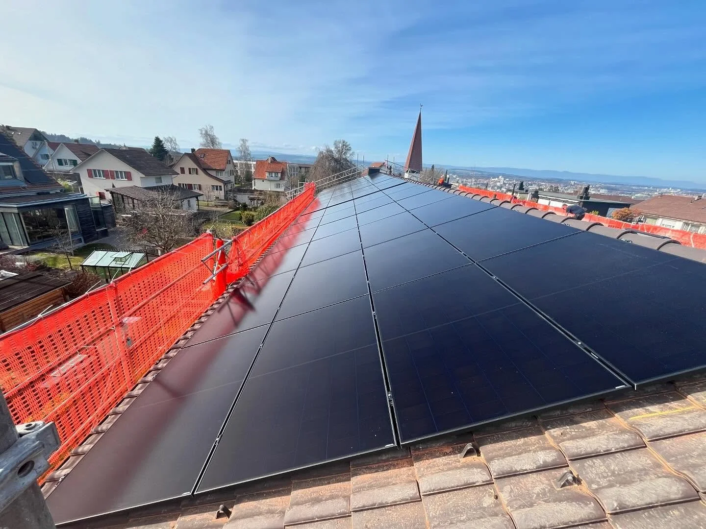 Module verlegt- Stromproduktion kann starten!

Insgesamt 91 Module sorgen hier f&uuml;r saubere Energie vom Dach.

Damit alle Parteien direkt vom selbst Produzierten Strom profitieren haben wir bei diesem Mehrfamilienhaus einen ZEV (Zusammenschluss z