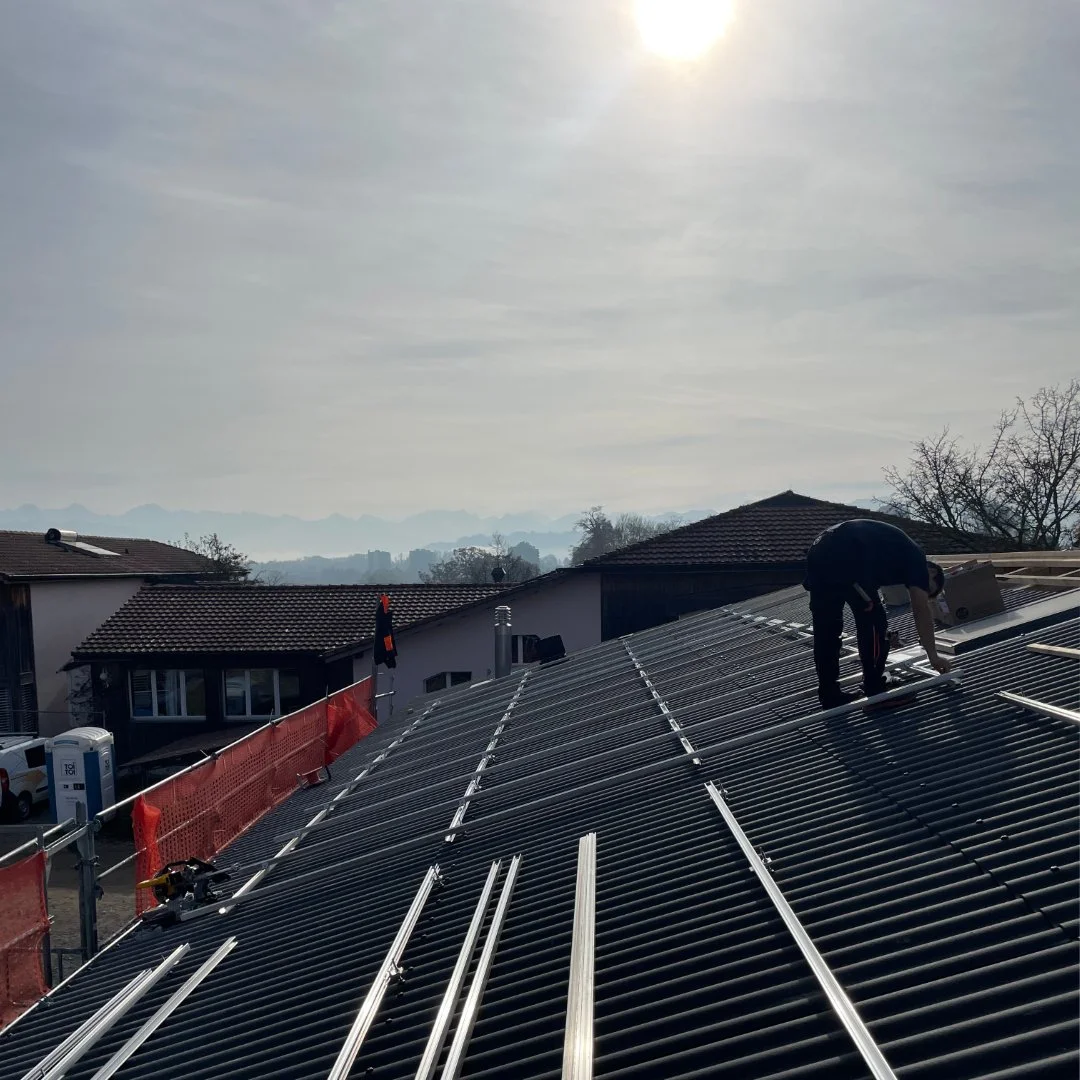 Am 14. November konnte die Rudolf Steiner Schule an ihrem Standort in Bern Aufrichte feiern 🎉🌲. Inklusive Richtspruch des Zimmermanns. Wir waren live dabei und auf dem Dach am Montieren der Solar-Module! Wieder ein sch&ouml;ner Tag im Einsatz f&uum