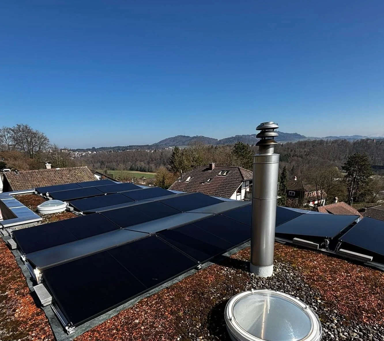 🔧 Jedes Modul z&auml;hlt - auch bei Schatten 

Auf dem Dach k&ouml;nnen Hindernisse wie Rohre oder Kamine einzelne Solarmodule verschatten. 
Damit das nicht die Anlage ausbremst, setzten wir hier auf Leistungsoptimierer.

Was bringt das?
Jedes Modul