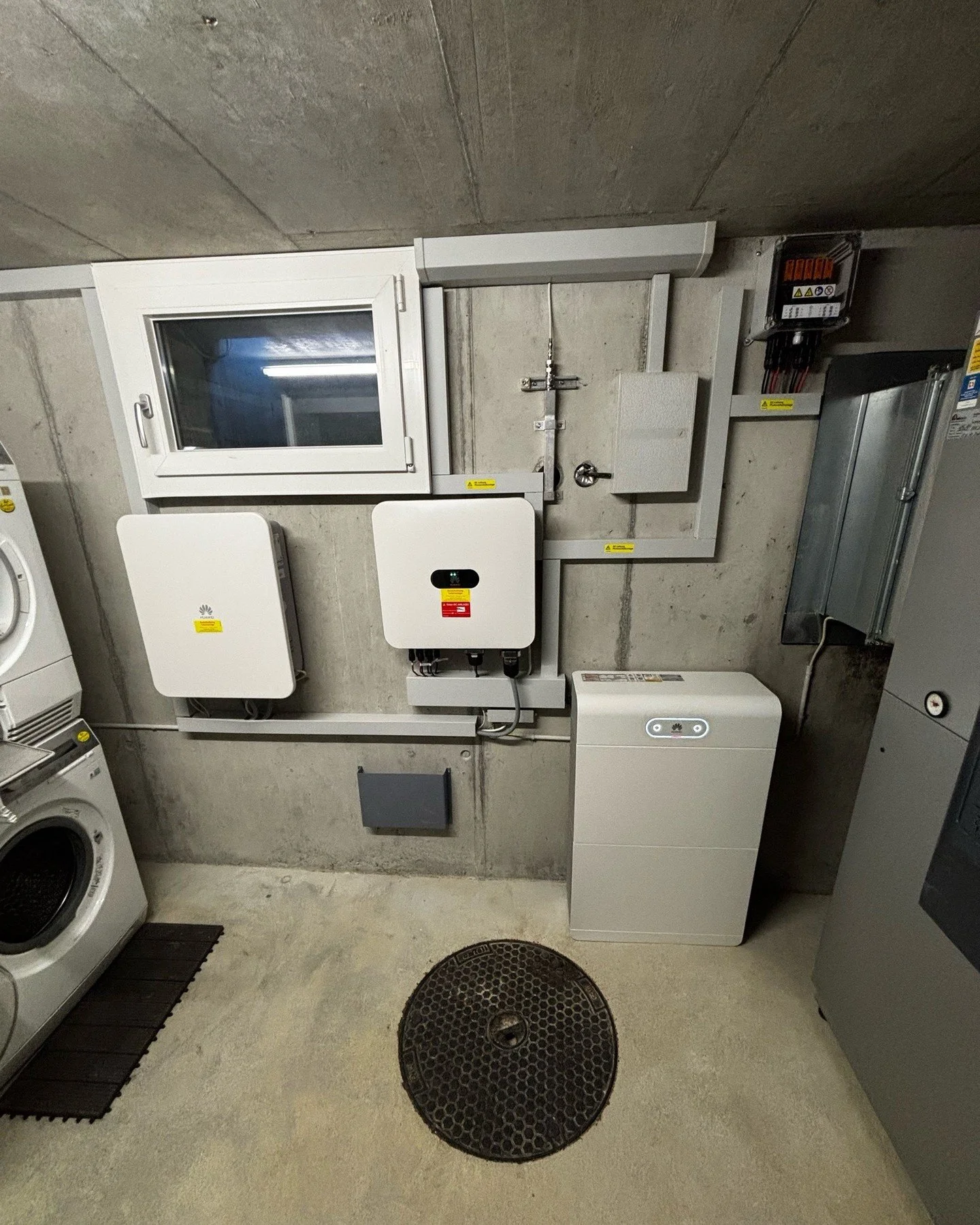 Energiesicherheit mit einer Solaranlage 

Vorteile auf einen Blick:

✅ Kostensenkung: Bis zu 50% weniger Energiekosten durch Eigenproduktion (Solar) und effizienter Nutzung.

✅ Unabh&auml;ngigkeit: Keine Sorge mehr um &Ouml;lpreise oder Gasknappheit 