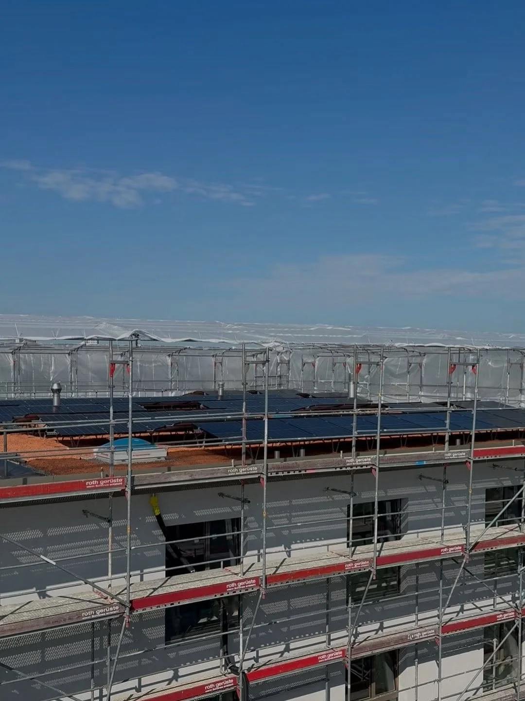 1. Etappe zum 2.

W&auml;hrend unser B&uuml;ro in den Ferien war, haben unsere Monteure die erste Etappe fertiggestellt. Nicht mehr lange und wir starten mit der 2. Etappe.

#ostermundigen #sansiro #jinkosolar energiewenden #photovoltaik #sonnens