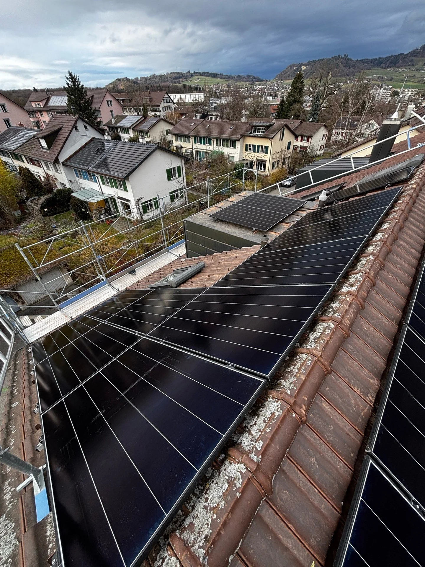 📢 Hast du auf dem Dach wenig Platz und du willst unabh&auml;ngig von steigenden Strompreisen sein? Wenn es kompliziert wird, ist SolarEdge die erste Wahl! ⚡🌞

Mit einer Photovoltaikanlage, die perfekt auf dein Dach abgestimmt ist &ndash; egal, in w