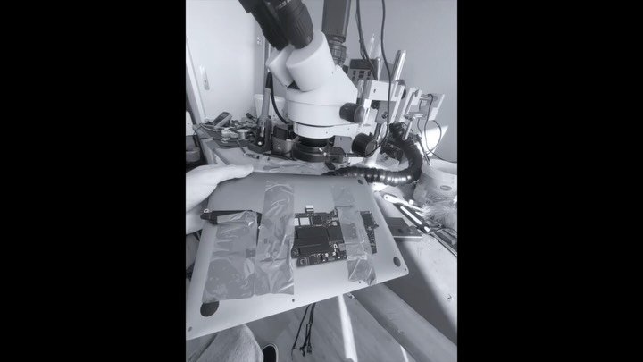 Kan een MacBook met waterschade gerepareerd worden? Vaak is dit goed te doen! In de video herstel ik een defect in het USB-C circuit door waterschade.