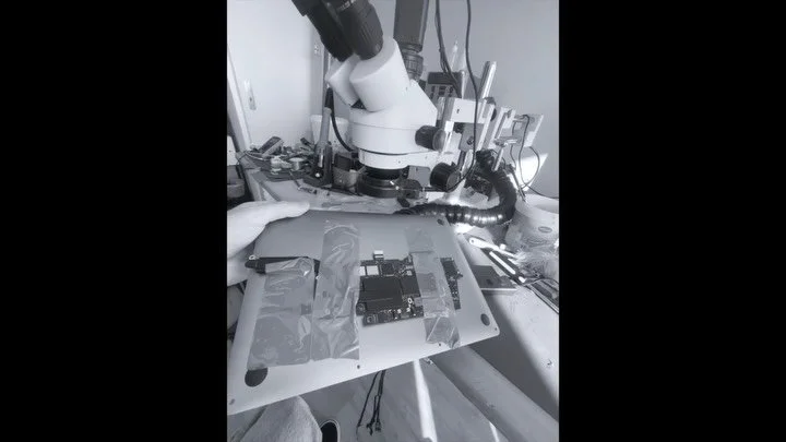 Kan een MacBook met waterschade gerepareerd worden? Vaak is dit goed te doen! In de video herstel ik een defect in het USB-C circuit door waterschade.