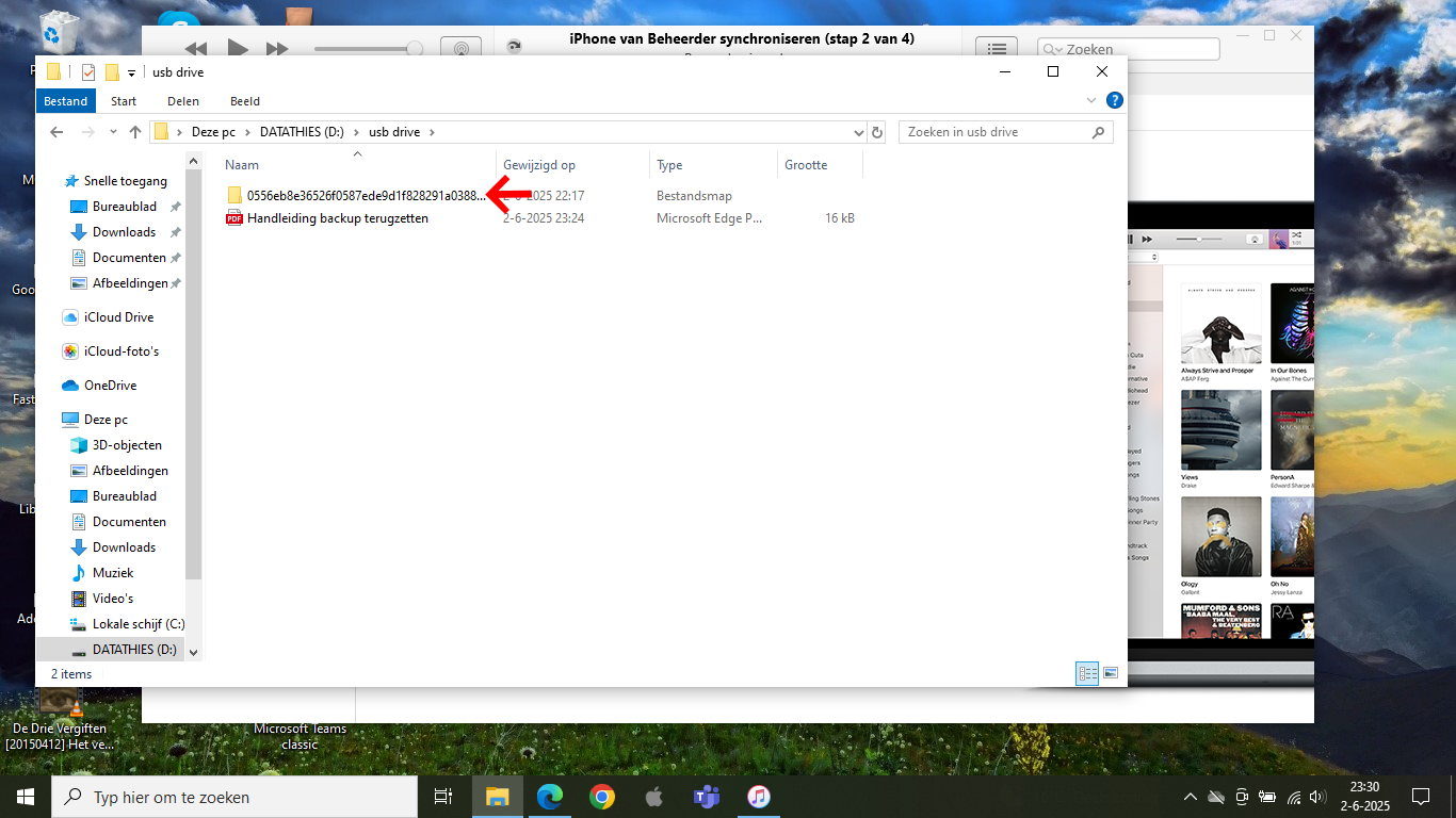 Screenshot van een Windows verkenner met een geopende map genaamd 'usb drive', waarin een bestand is geselecteerd met een lange alfanumerieke bestandsnaam, en een andere bestand genaamd 'Handleiding backup terugzetten'.