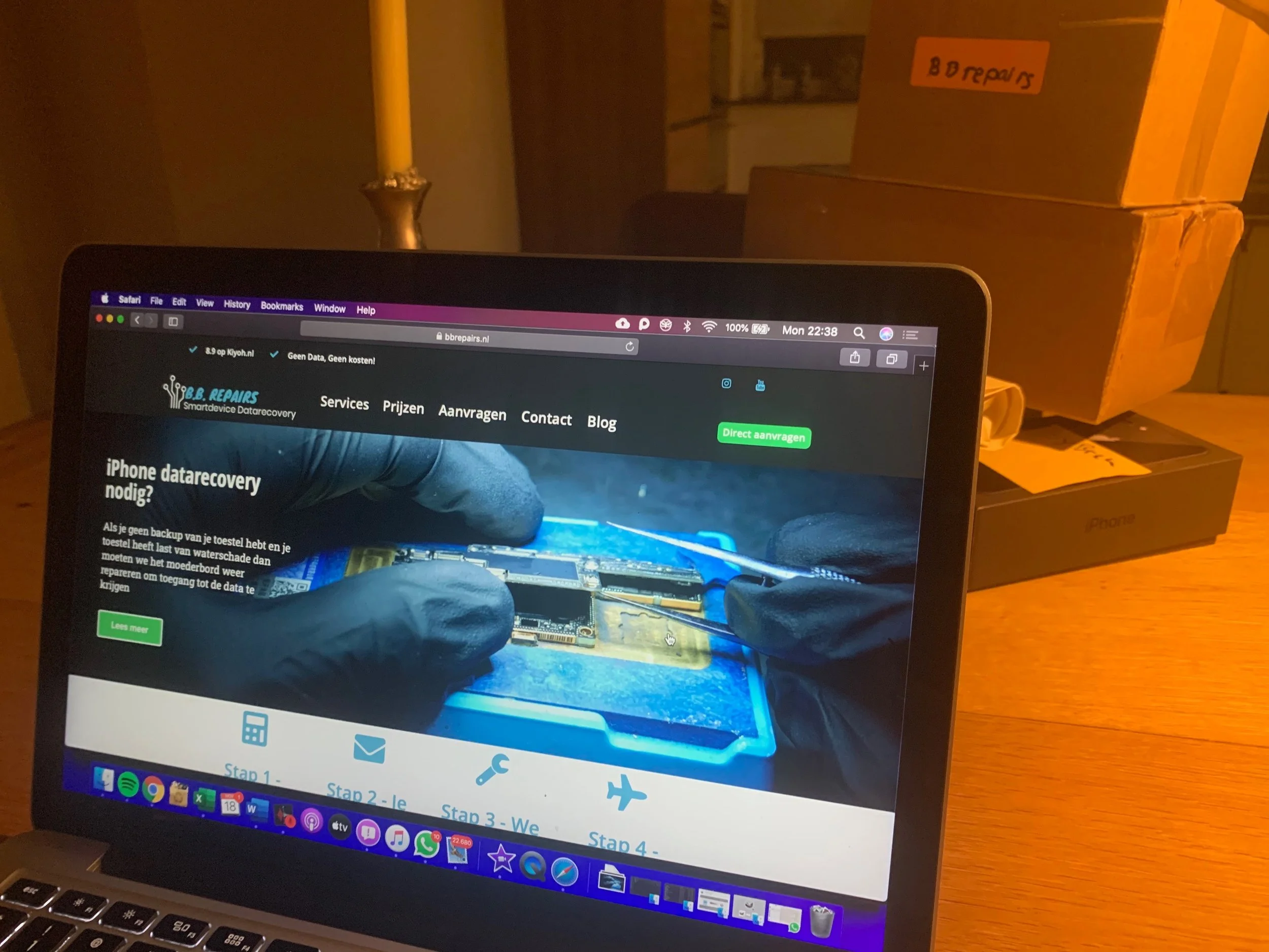 Een laptop toont de website van B.B. Repair, gespecialiseerd in data recovery voor apparaten zoals iPhones.