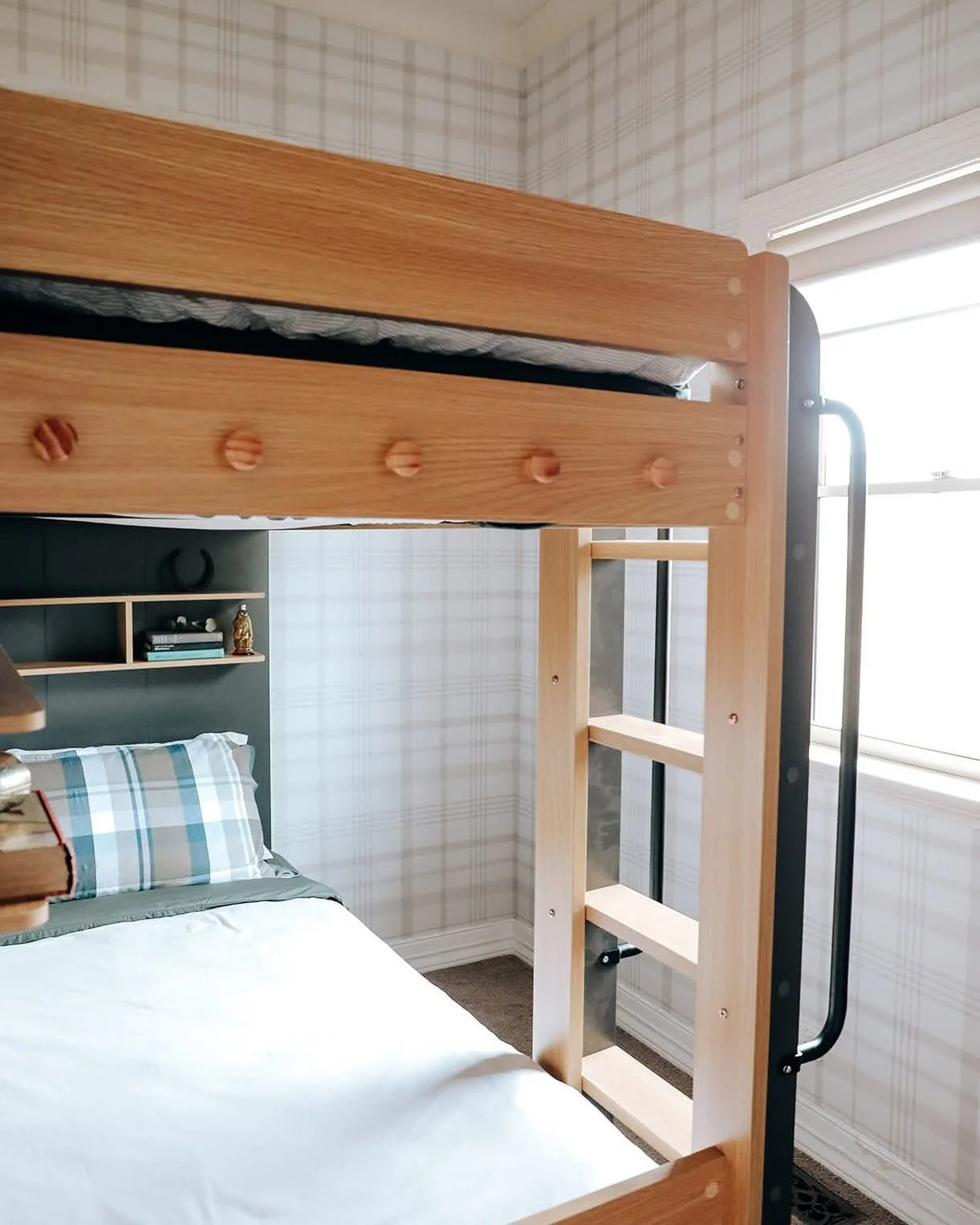 Bunk beds: where holiday memories are made! Late-night giggles, whispered secrets, and just the right amount of mischief. Because the best part of the holidays? Staying up way too late with your favourite people.
#thequeensquartersportfairy #familyt