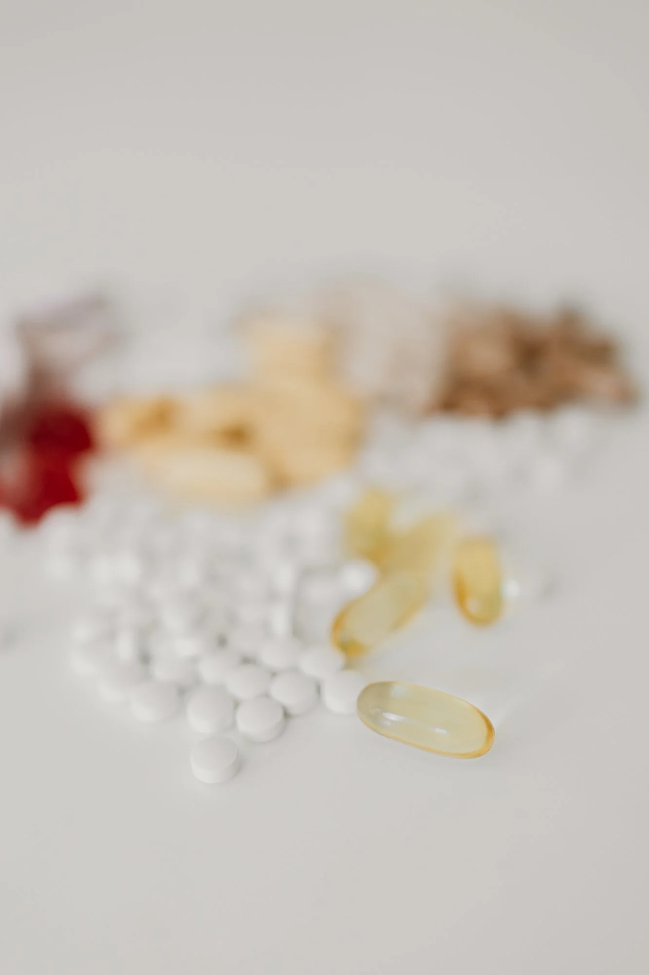 Diverse medicatie, zoals capsules, tabletten en capsules, op een witte achtergrond.