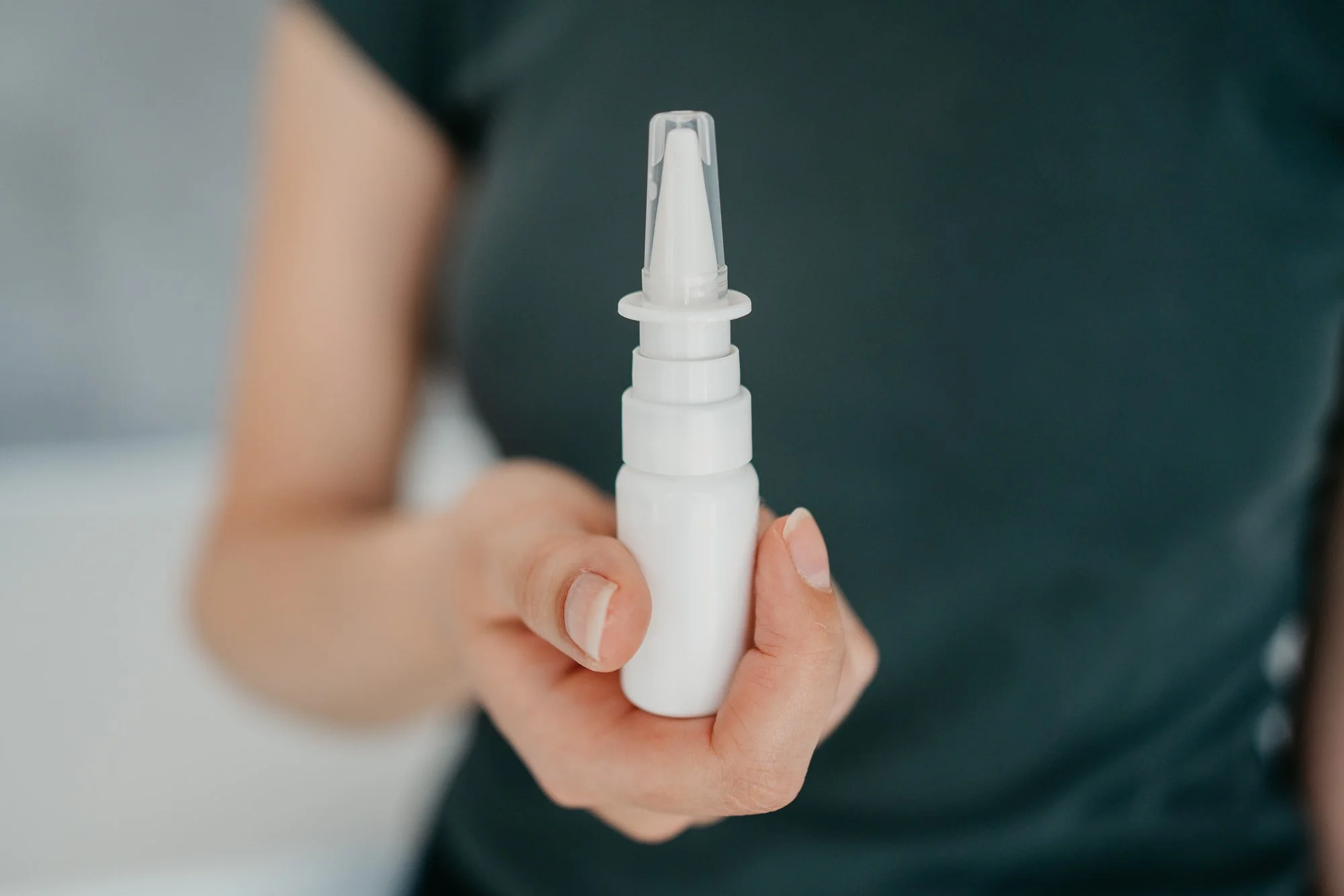 Persoon houdt een wit chemisch sprayflessen spraycontainer vast.