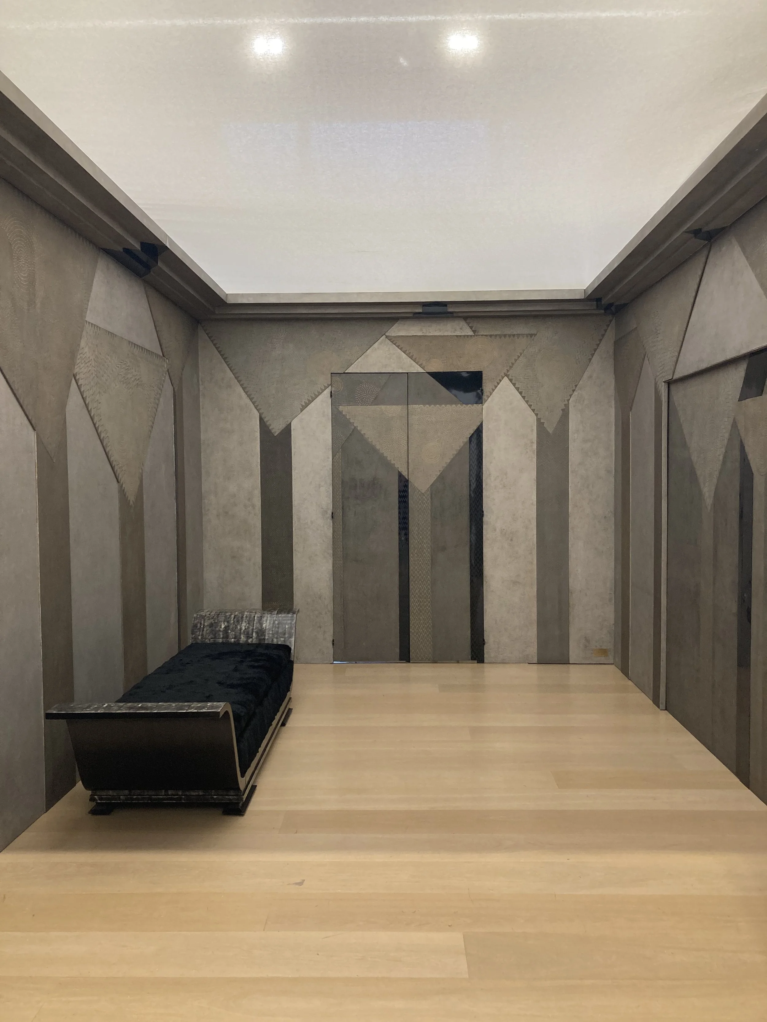 
Jean Dunand:  ‘Les Palmiers’ smoking room, c.1930-36  Shown with Katsu Hamanaka
Daybed, from the residence of Mademoiselle Colette Aboucaya, Paris c. 1935 Image © Phillips