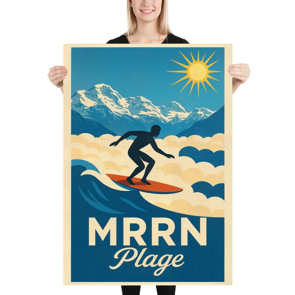 Frau hält das ungerahmte MRRN-Plage-Plakat Wellenreiter von Daniel Frei im Format 70 × 100 cm.