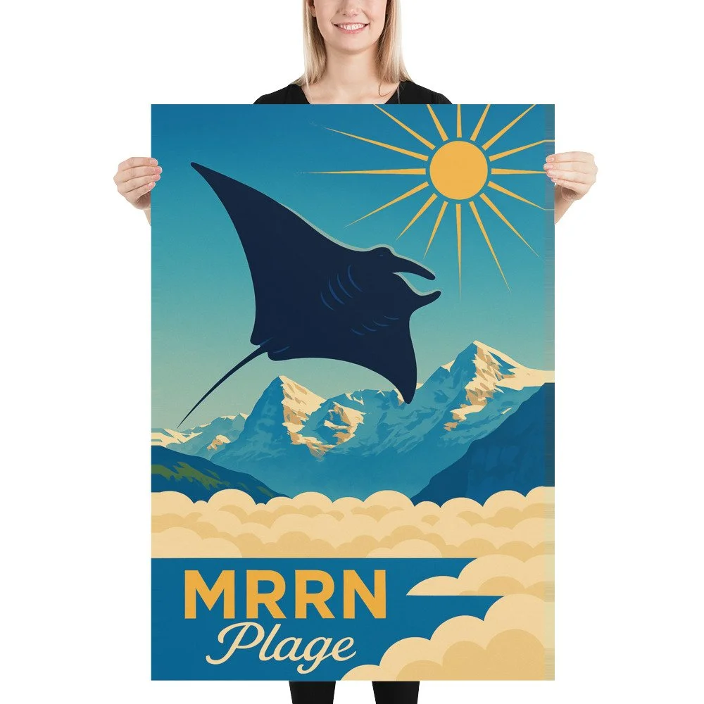 Eine Frau hält das MRRN-Plage-Plakat Manta von Daniel Frei, 70 × 100 cm, frontal vor weissem Hintergrund.