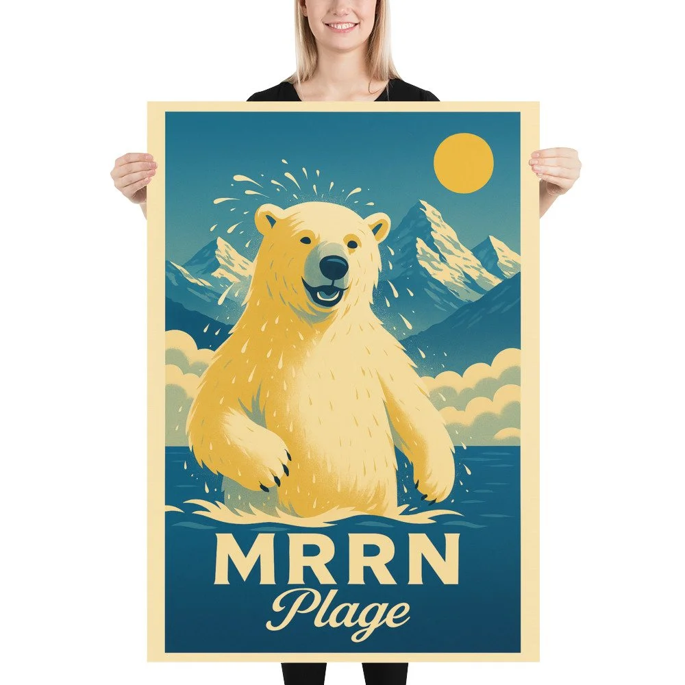 Blonde Frau hält das Plakat «Polarbär» von MRRN Plage, 70 × 100 cm, gerade vor sich auf weissem Hintergrund.