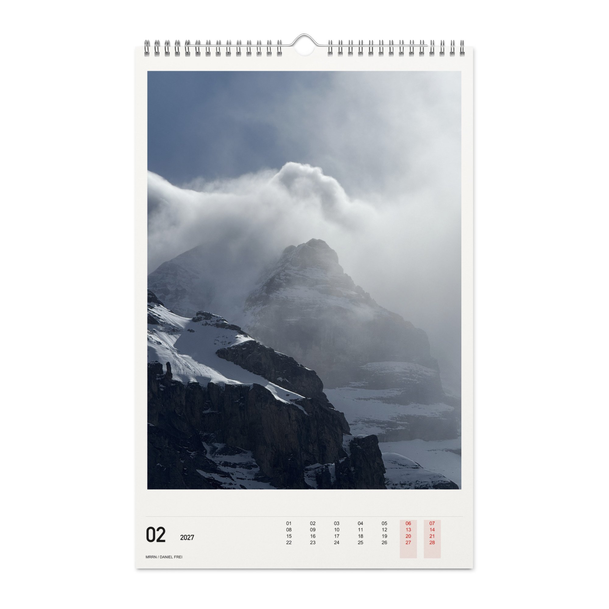 02/2027: Verschneiter Gipfel und Wolken. / A snow-covered peak and clouds. Daniel Frei, MRRN.