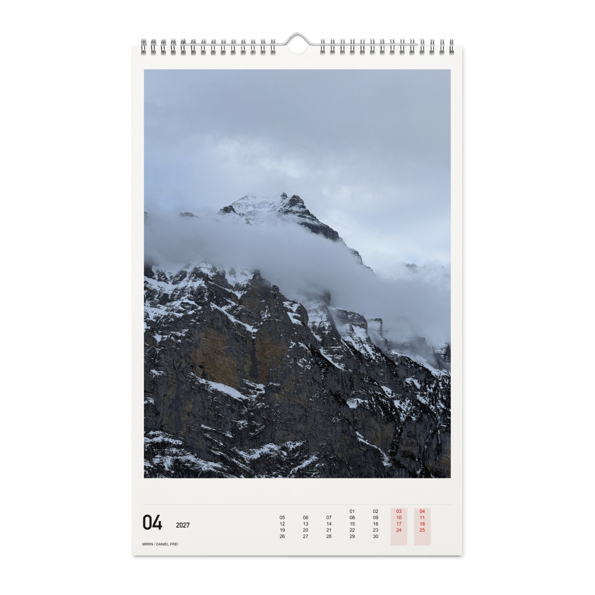 04/2027: Ein felsiger Gipfel im Nebel. / A rocky peak in mist. Daniel Frei, MRRN.