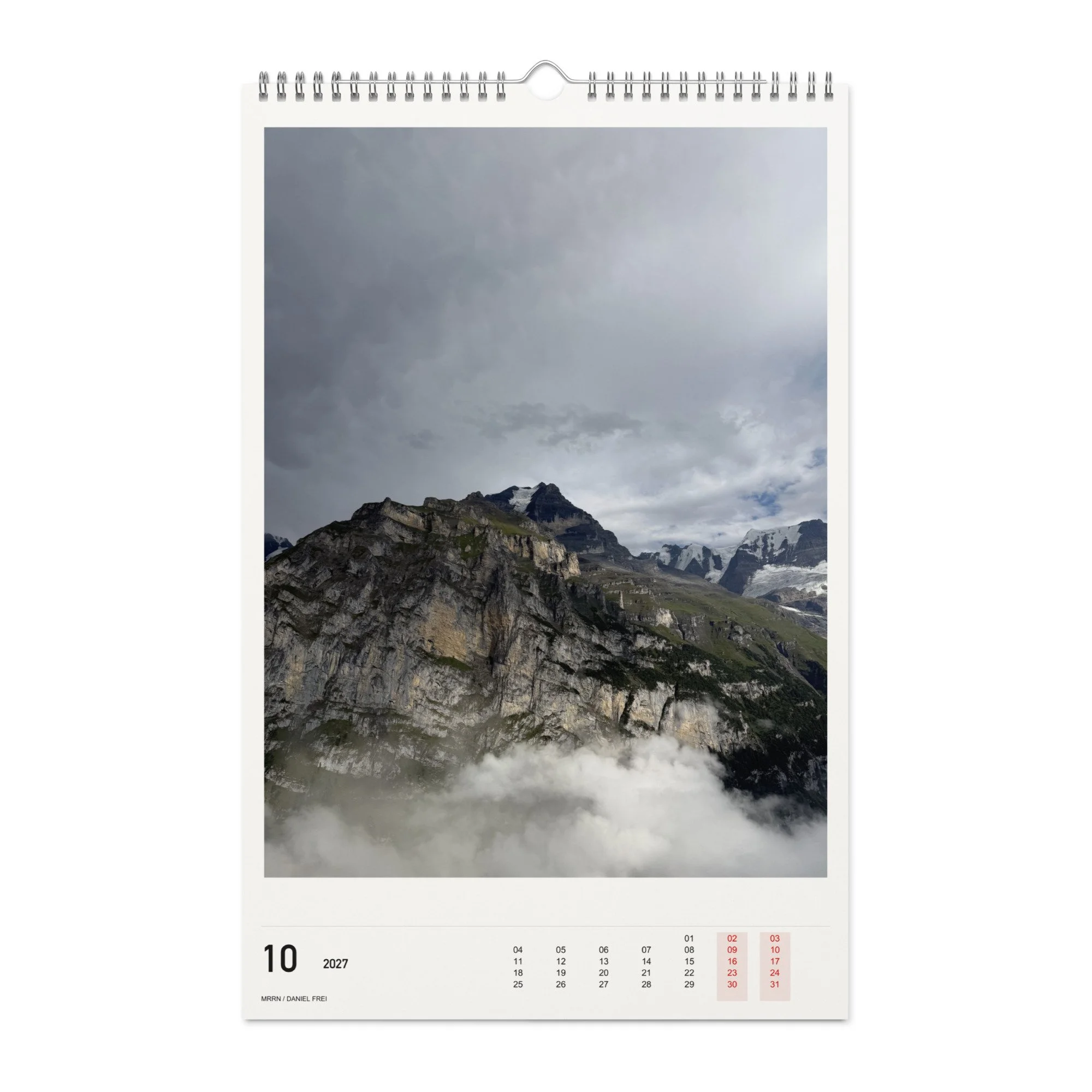 10/2027: Graue Wolken an einer Felswand. / Grey clouds beside a rock face. Daniel Frei, MRRN.