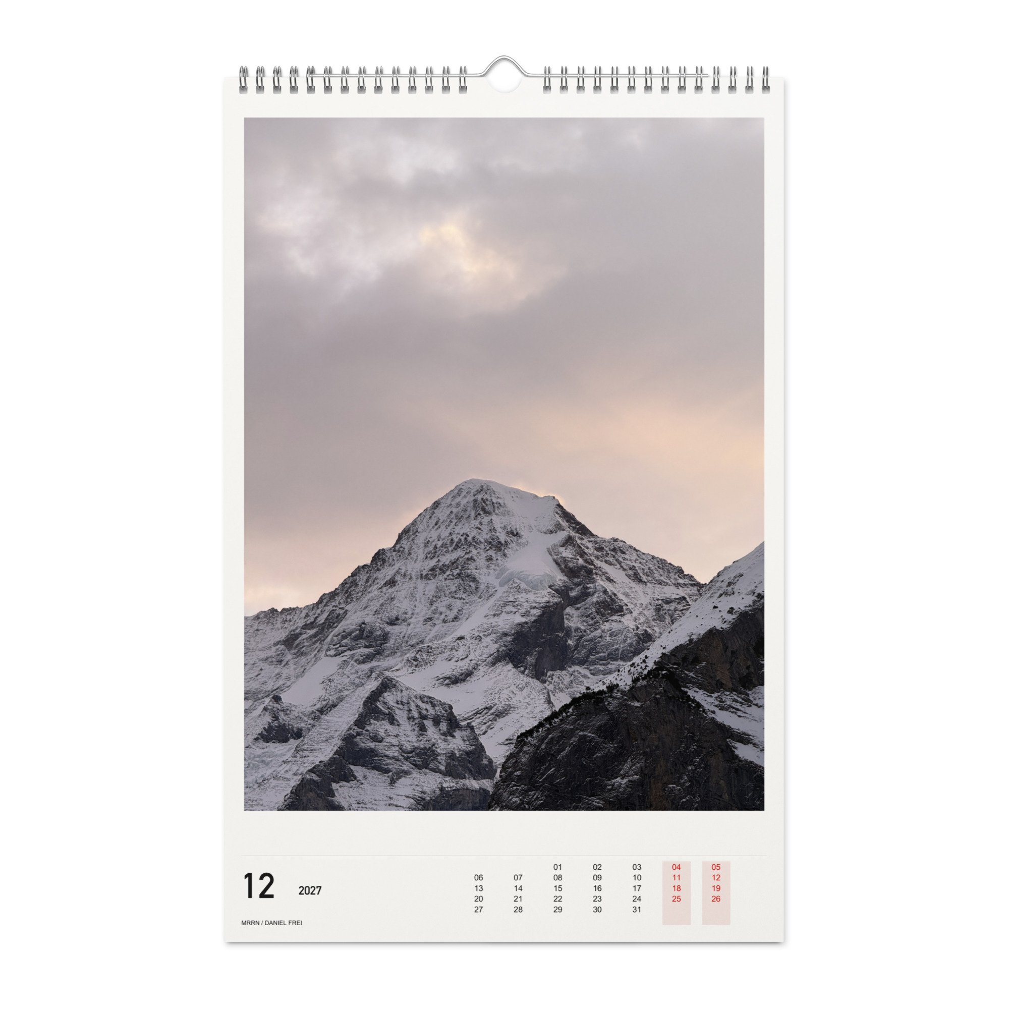 12/2027: Verschneiter Gipfel unter rosafarbenem Himmel. / A snow-covered peak beneath a pink sky. Daniel Frei, MRRN.