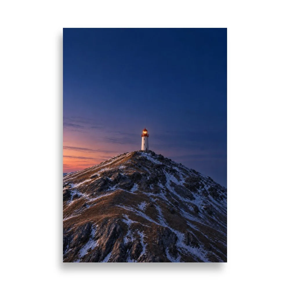 SCHLTHRN Herbstlicht: Ein leuchtender Turm auf einem dunklen Berggrat in der Abenddämmerung. / A glowing lighthouse on a dark mountain ridge at dusk. MRRN, SCH-LF-010.