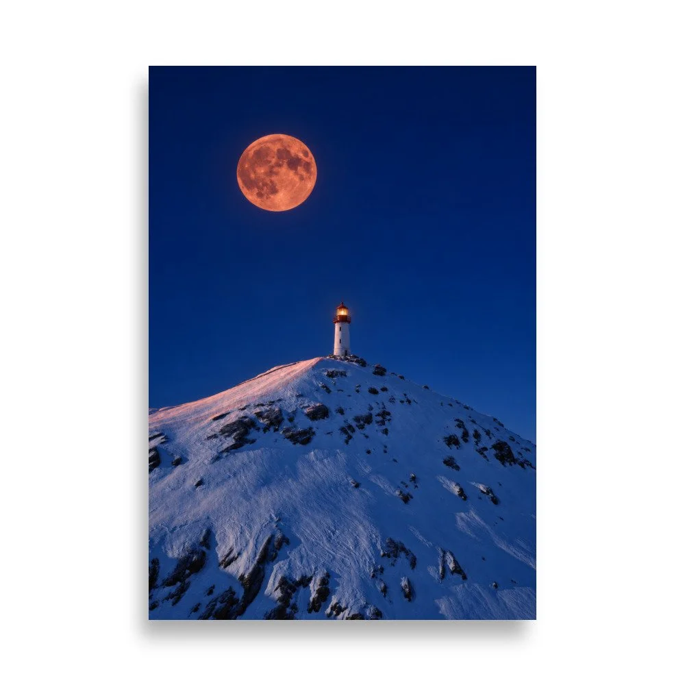 SCHLTHRN Roter Mond: Ein roter Vollmond und ein leuchtender Turm über einem verschneiten Berggrat. / A red full moon and a glowing lighthouse above a snowy mountain ridge. MRRN, SCH-LF-002.