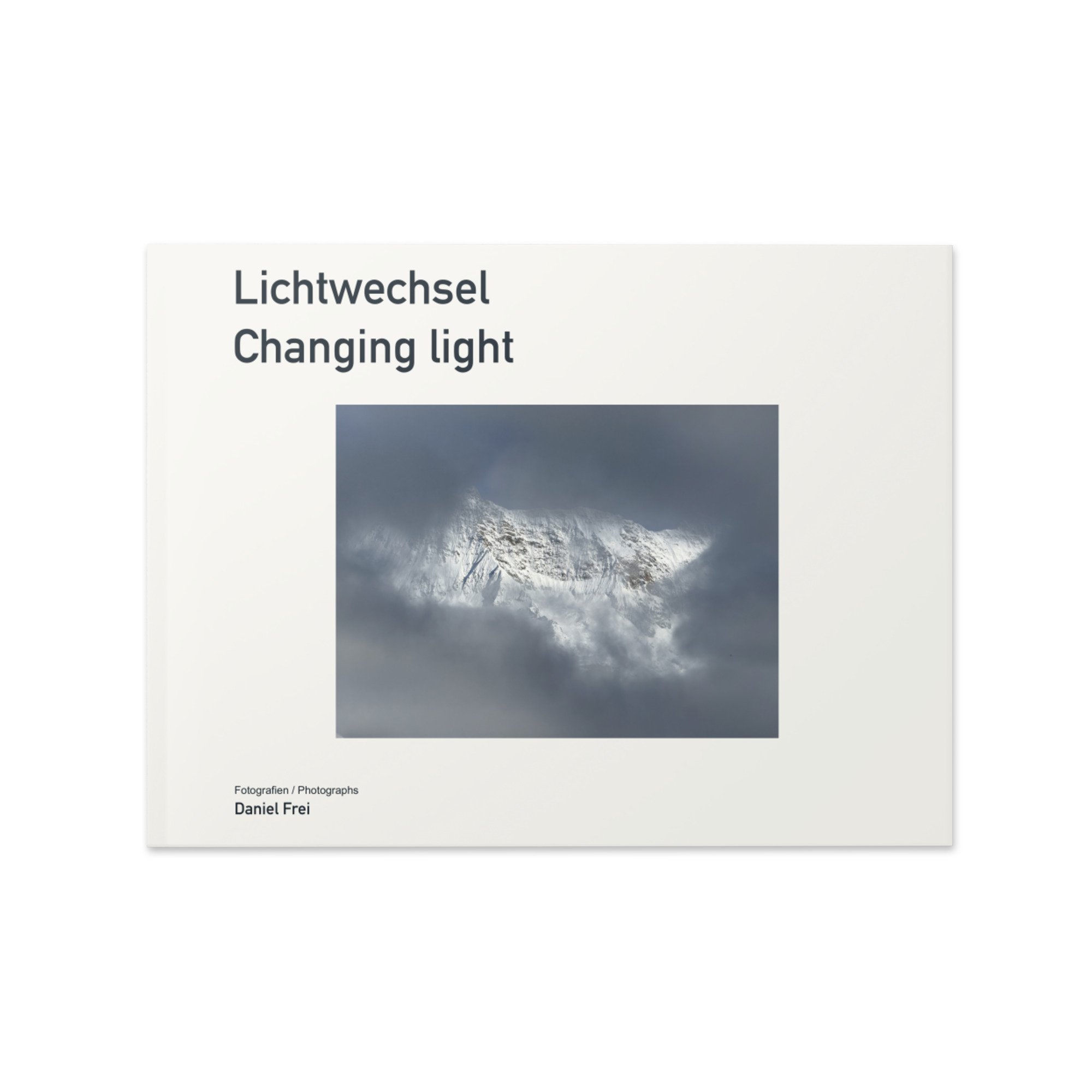 Lichtwechsel / Changing light: mattes Hardcover-Bildbuch von Daniel Frei mit Bergfotografie im Wolkenlicht. / Matte hardcover photo book with a mountain photograph in shifting cloud light.