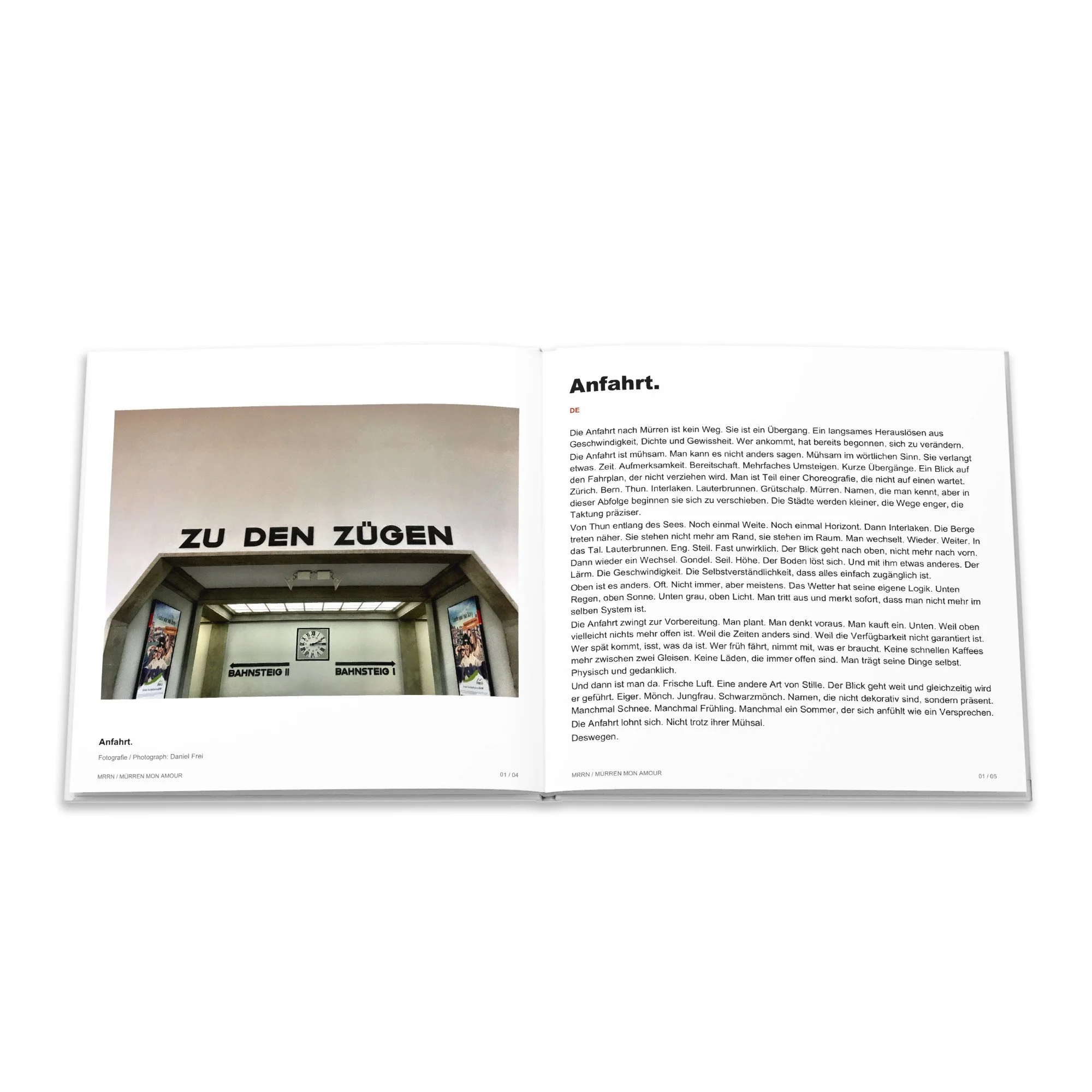 Fotografie des Bahnhofzugangs «Zu den Zügen» neben dem deutschen Text «Anfahrt.».