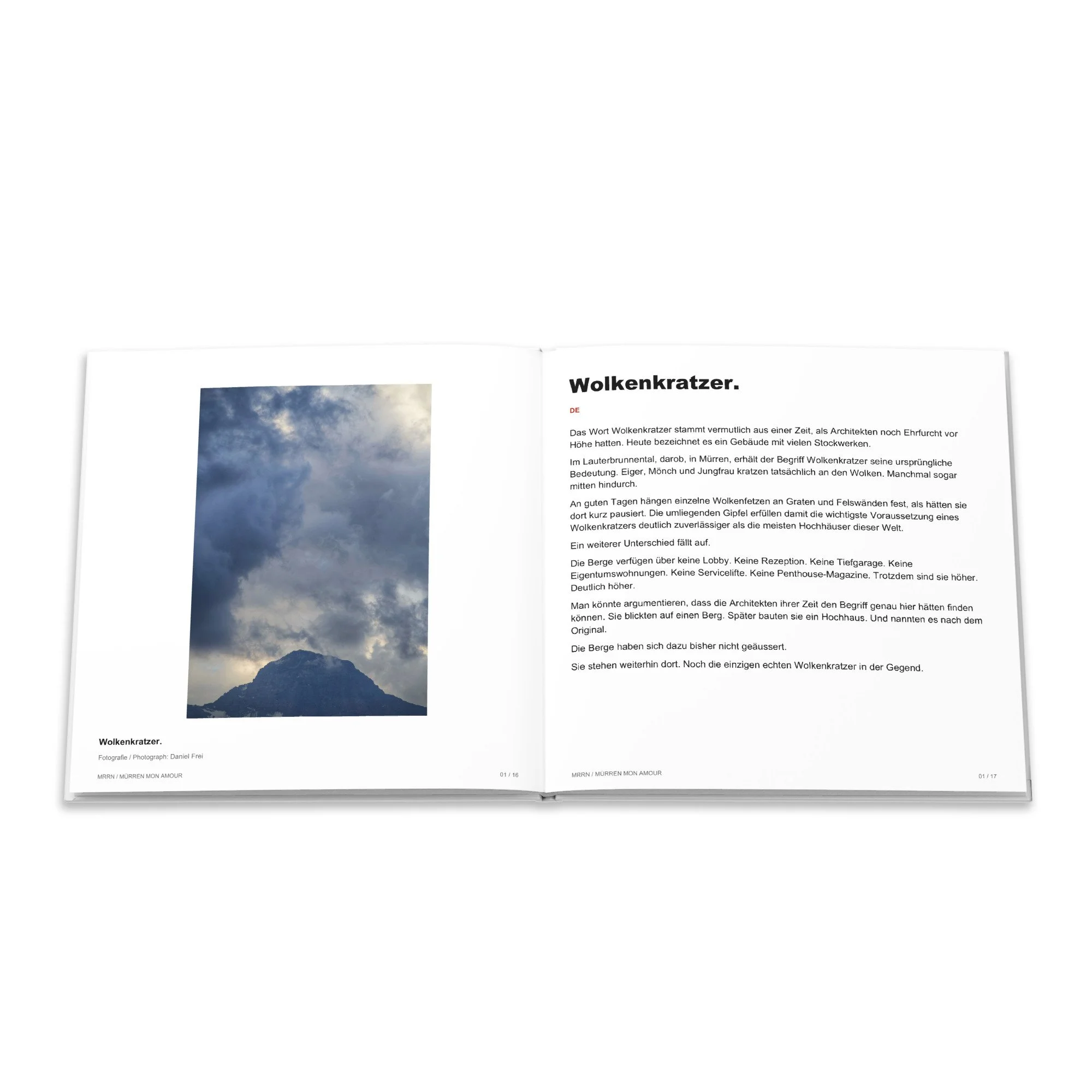 Wolken über den Bergen und deutscher Text «Wolkenkratzer.» im Buch Ankommen.