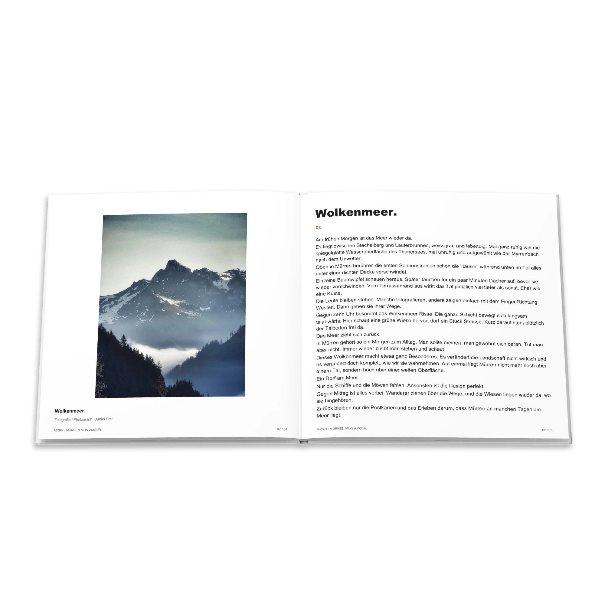 Bergfotografie über einem Wolkenmeer neben dem deutschen Text «Wolkenmeer.».