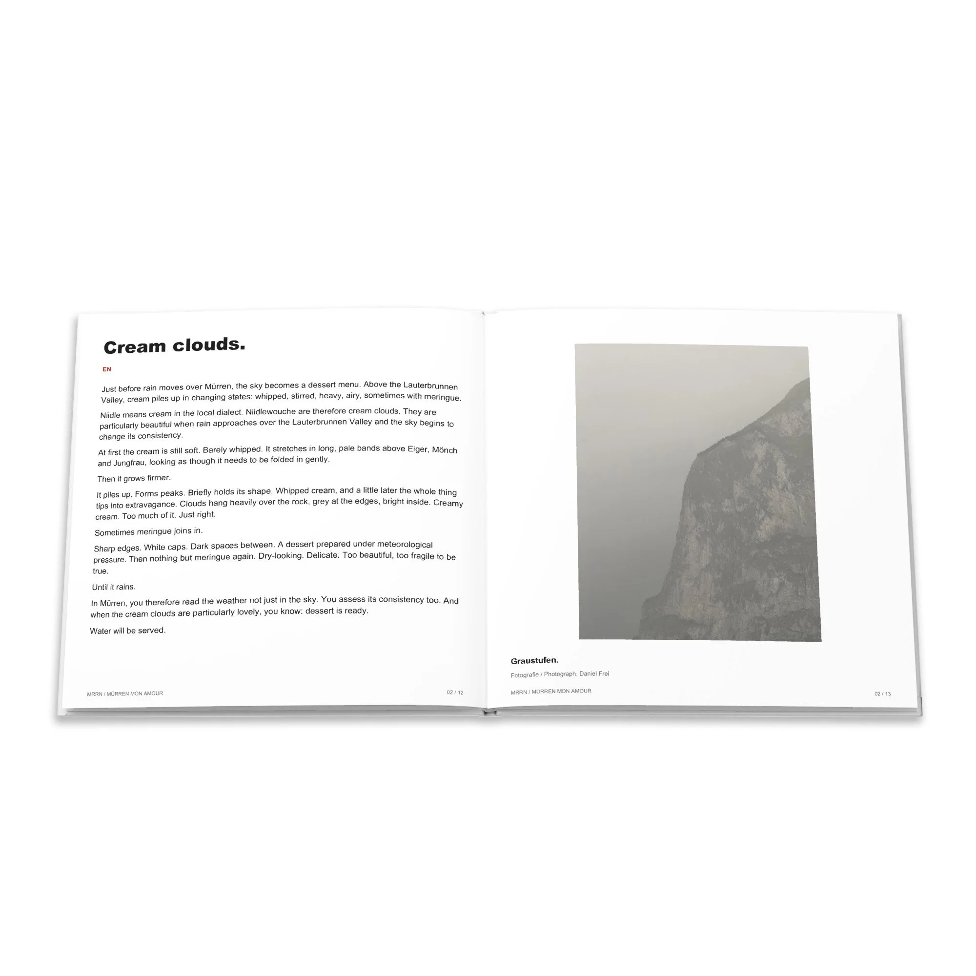 Englischer Text «Cream clouds.» und neblige Bergfotografie zum Beitrag «Graustufen.».