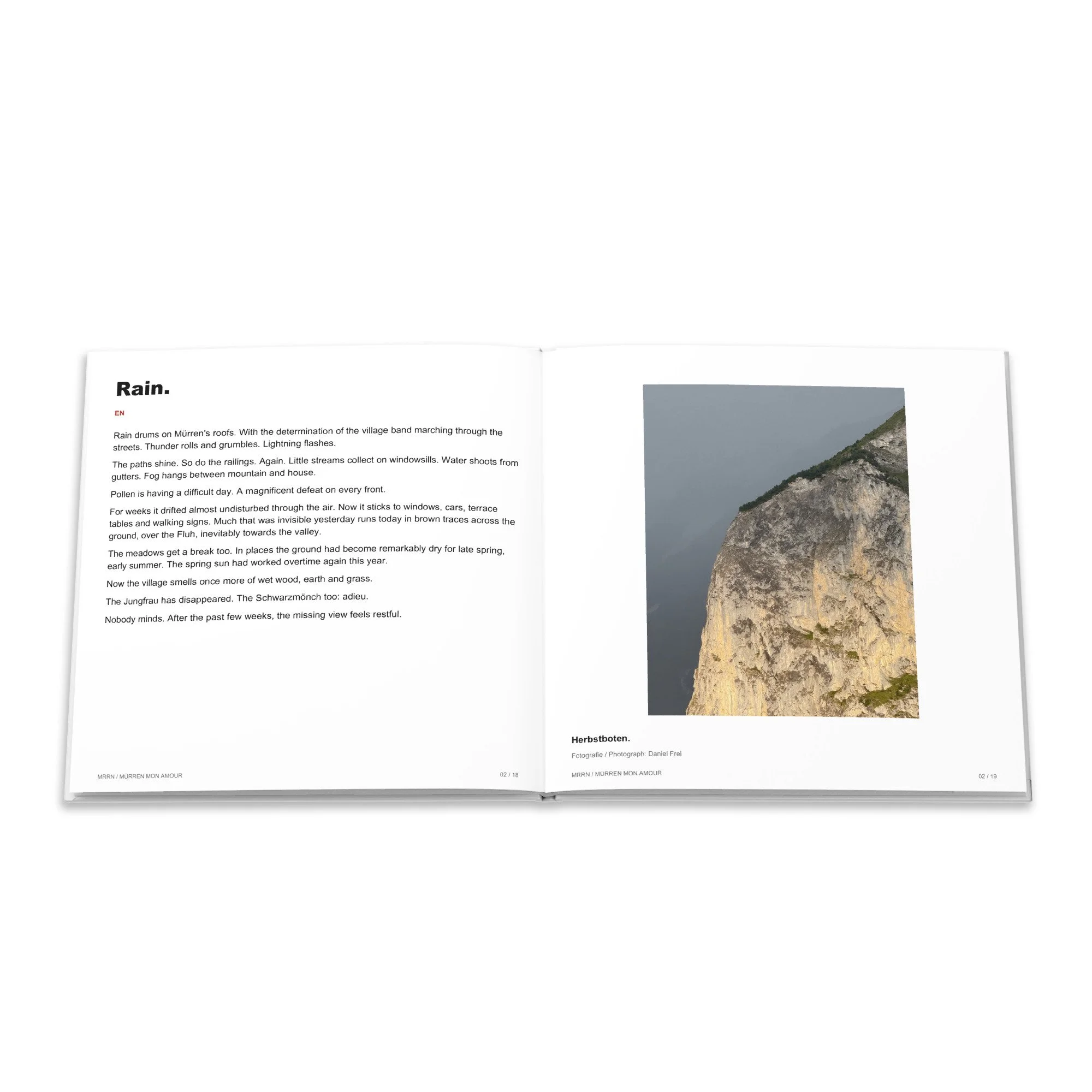 Englischer Text «Rain.» und Fotografie einer Felswand zum Beitrag «Herbstboten.».