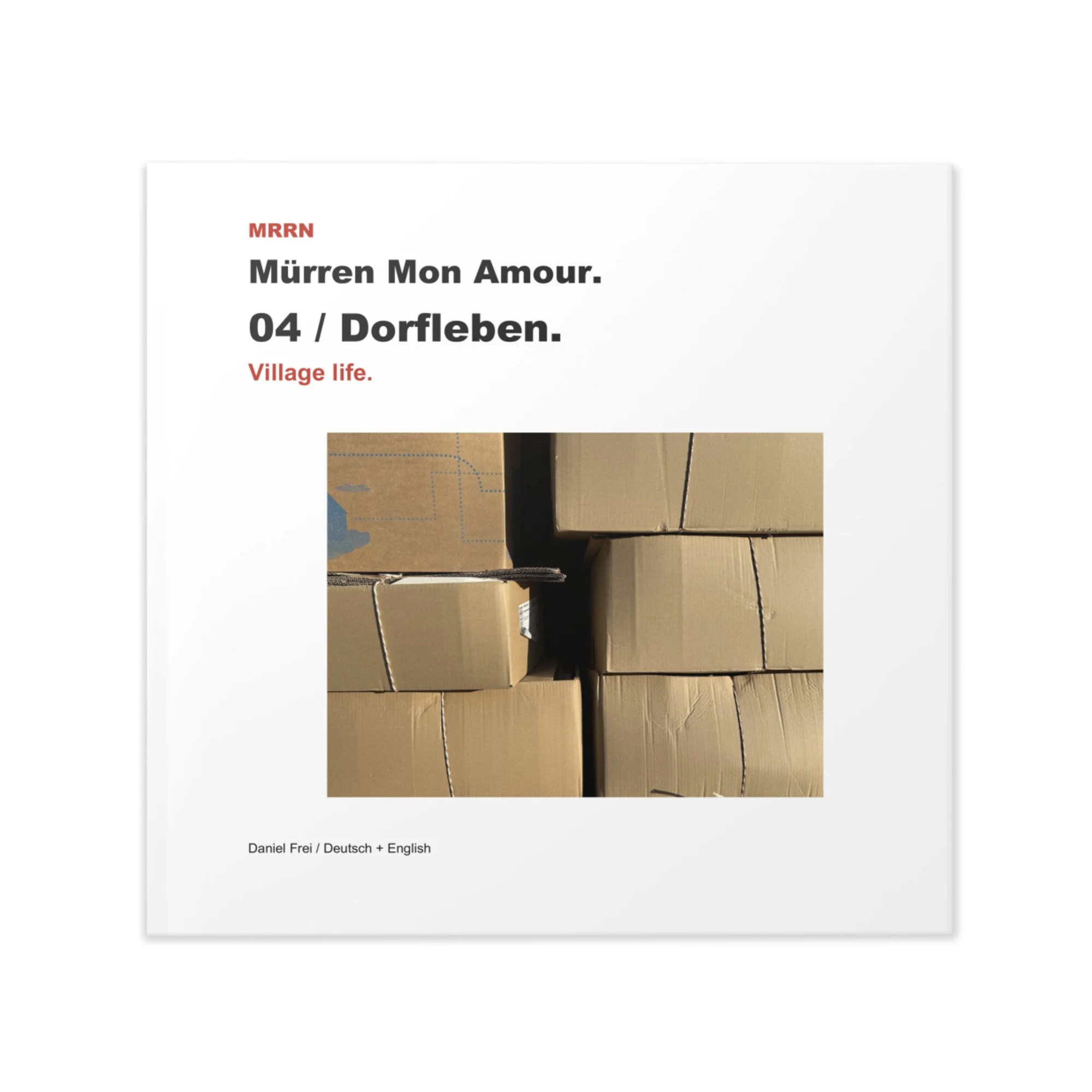 Vorderseite von Mürren Mon Amour – Dorfleben, Band 4: gestapelte Kartons.