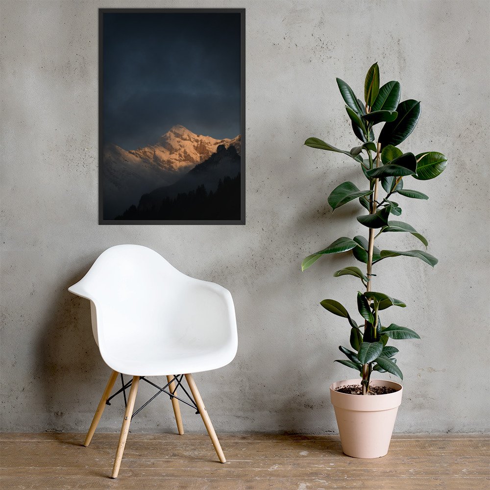Lichtwechsel: Warmes Licht. Gerahmte Originalfotografie von Daniel Frei in einer Raumvisualisierung. / Changing light: Warm light. Framed original photograph by Daniel Frei shown in a room mockup.