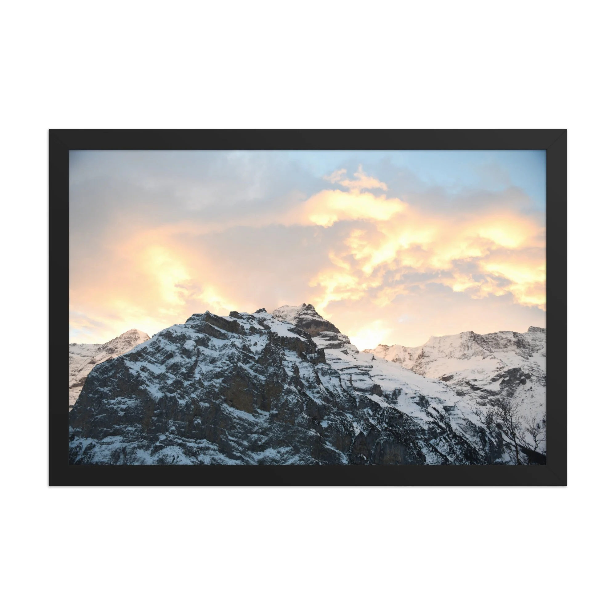 Schneeberge unter warm leuchtenden Wolken, Fotografie von Daniel Frei im schwarzen Rahmen. Snow-covered mountains beneath glowing clouds, framed photograph.