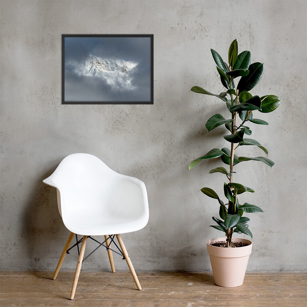 Ein Lichtfenster im schwarzen Rahmen mit Stuhl und Pflanze. Framed photograph with chair and plant; room mockup.
