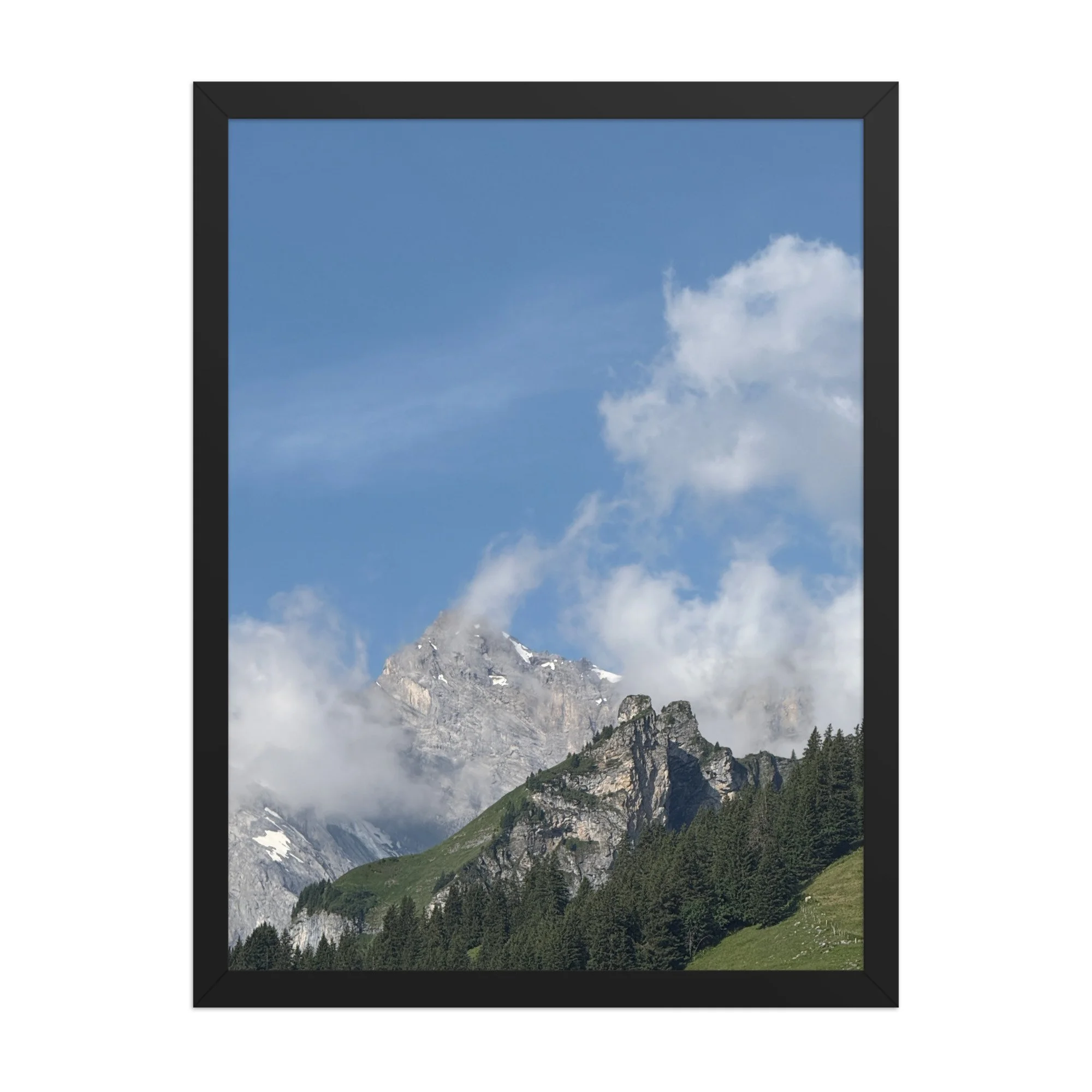 Wolken steigen zwischen Fels und Wald, schwarzer Rahmen. Clouds rising between rock and forest, black frame.