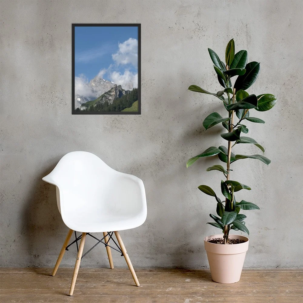 Wolken steigen im schwarzen Rahmen mit Stuhl und Pflanze. Framed photograph with chair and plant; room mockup.