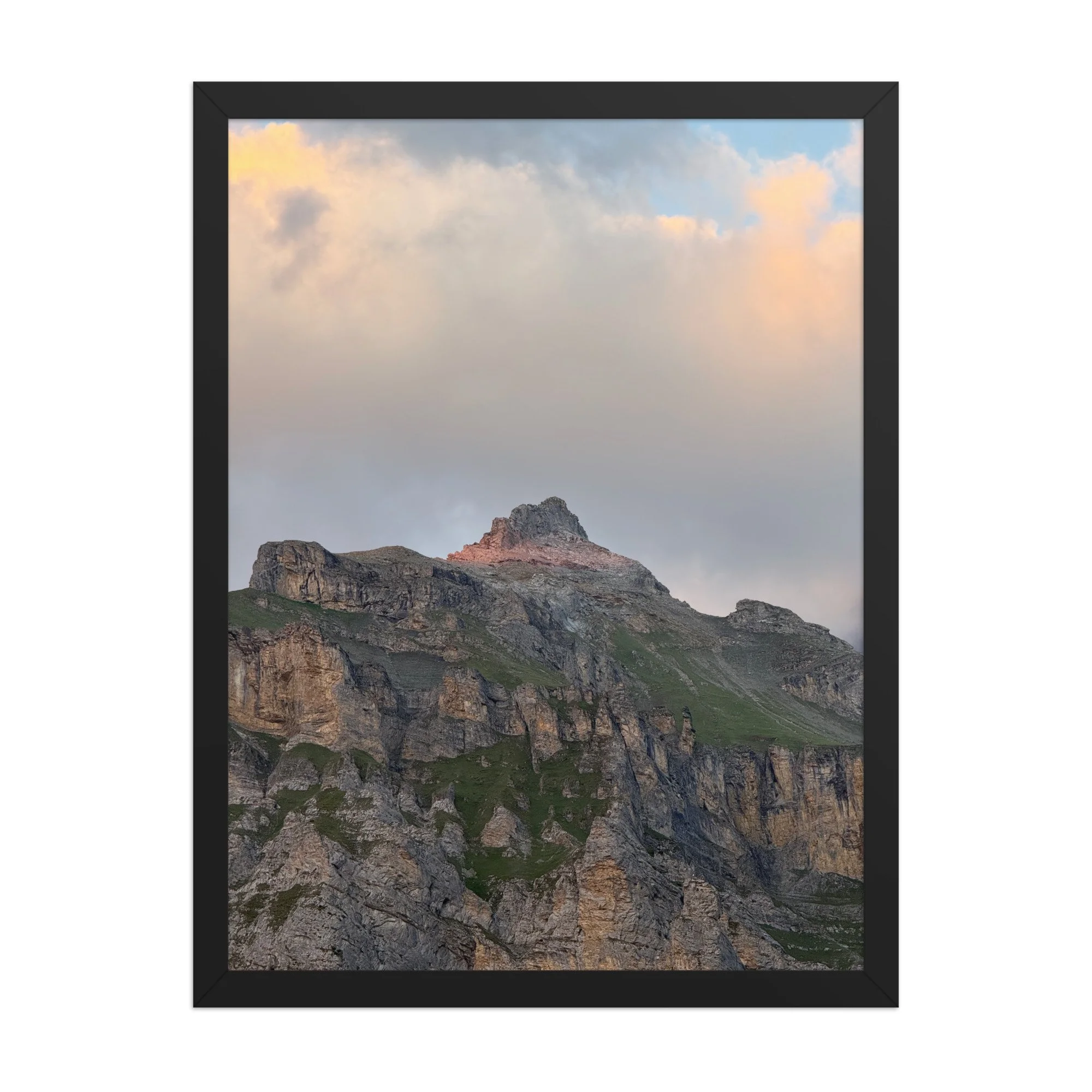Warmes Licht auf Felskante und Wolken, schwarzer Rahmen. Warm light on rock and clouds, black frame.
